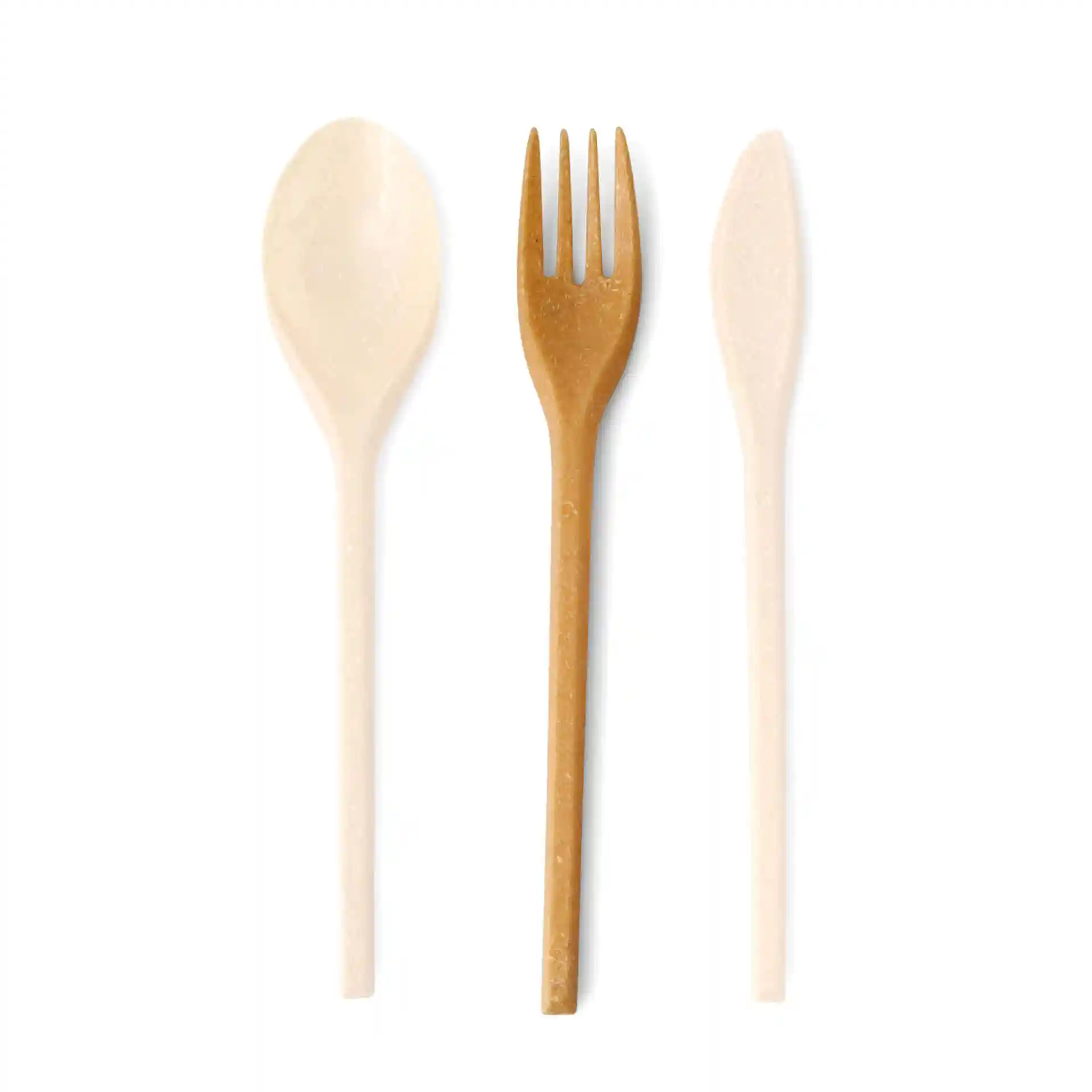 Image d'une fourchette réutilisable marron, d'une cuillère blanche et d'un couteau blanc disposés en rangée sur un fond uni.