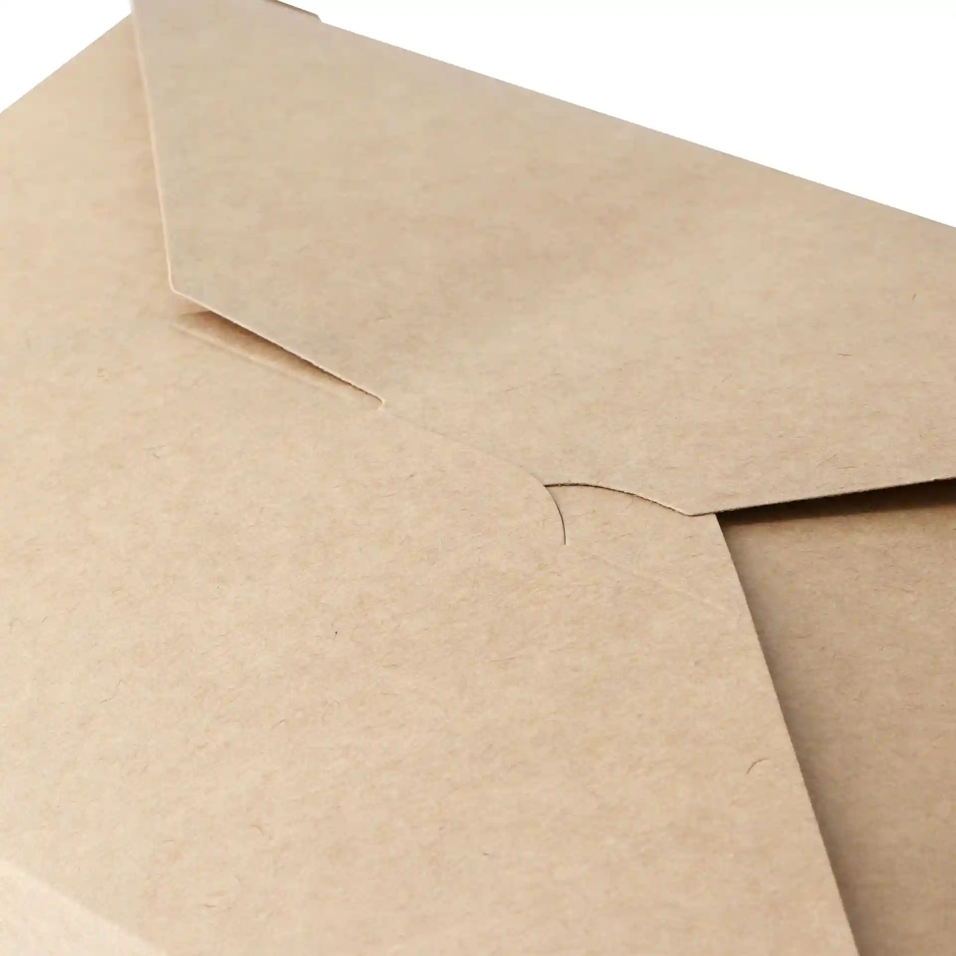 Gros plan d'un contenant à emporter en carton brun avec fermeture à rabat, montrant la surface texturée et les bords.