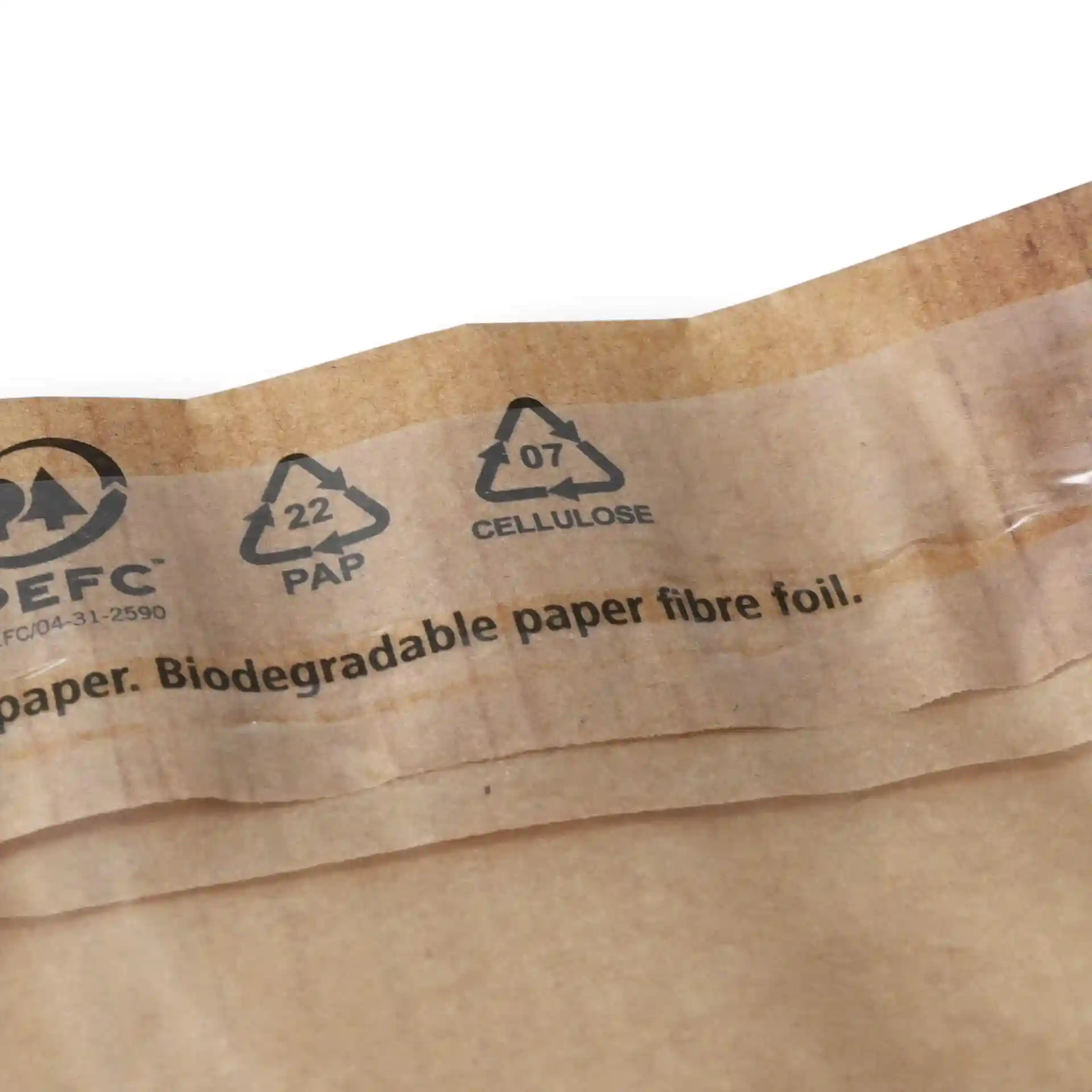 Sac à collation marron avec fenêtre et fermeture adhésive, montrant des symboles de recyclage et du texte imprimé sur le bord supérieur.