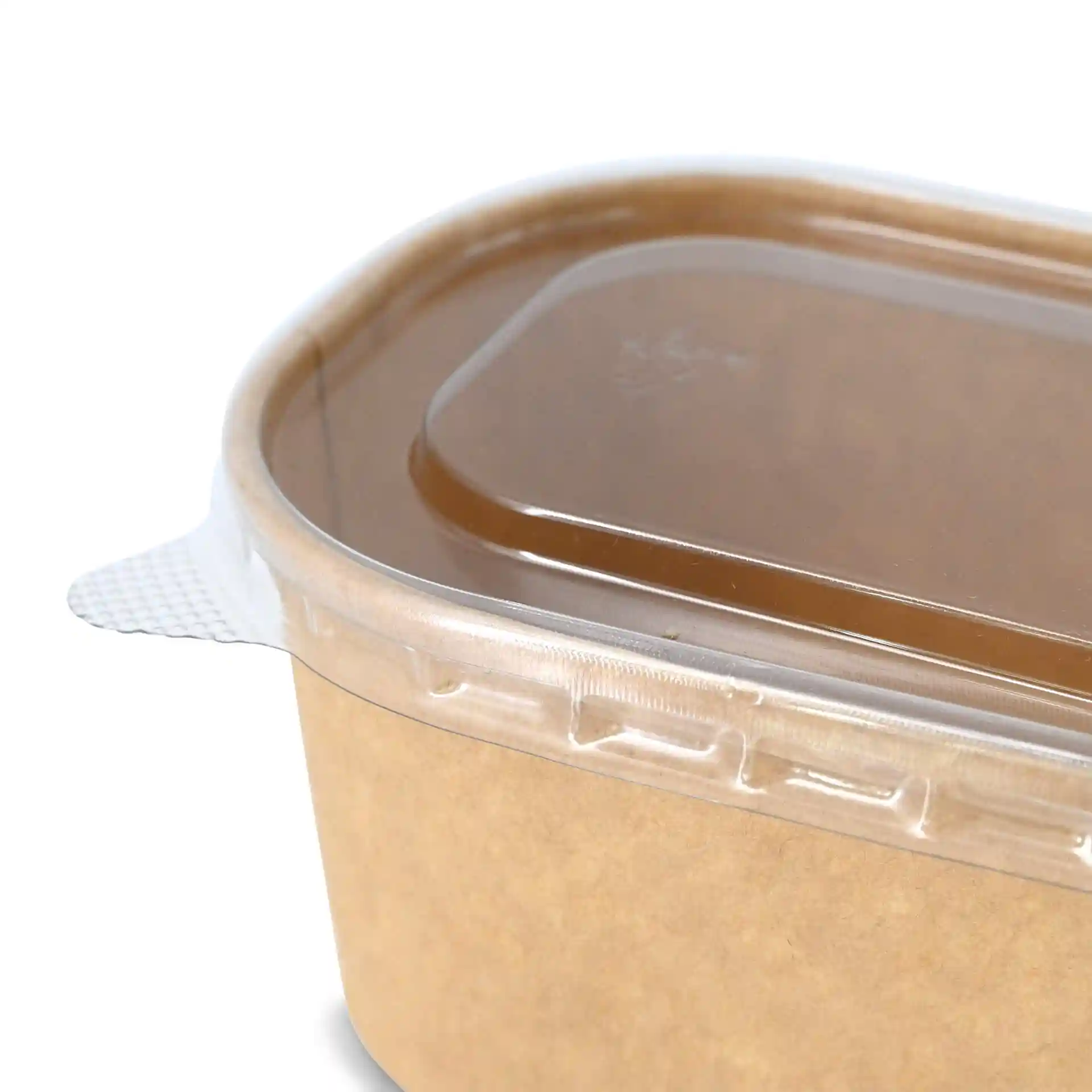 Conteneur rectangulaire en rPET transparent avec un couvercle transparent, montrant un fond brun et un liquide à l'intérieur.