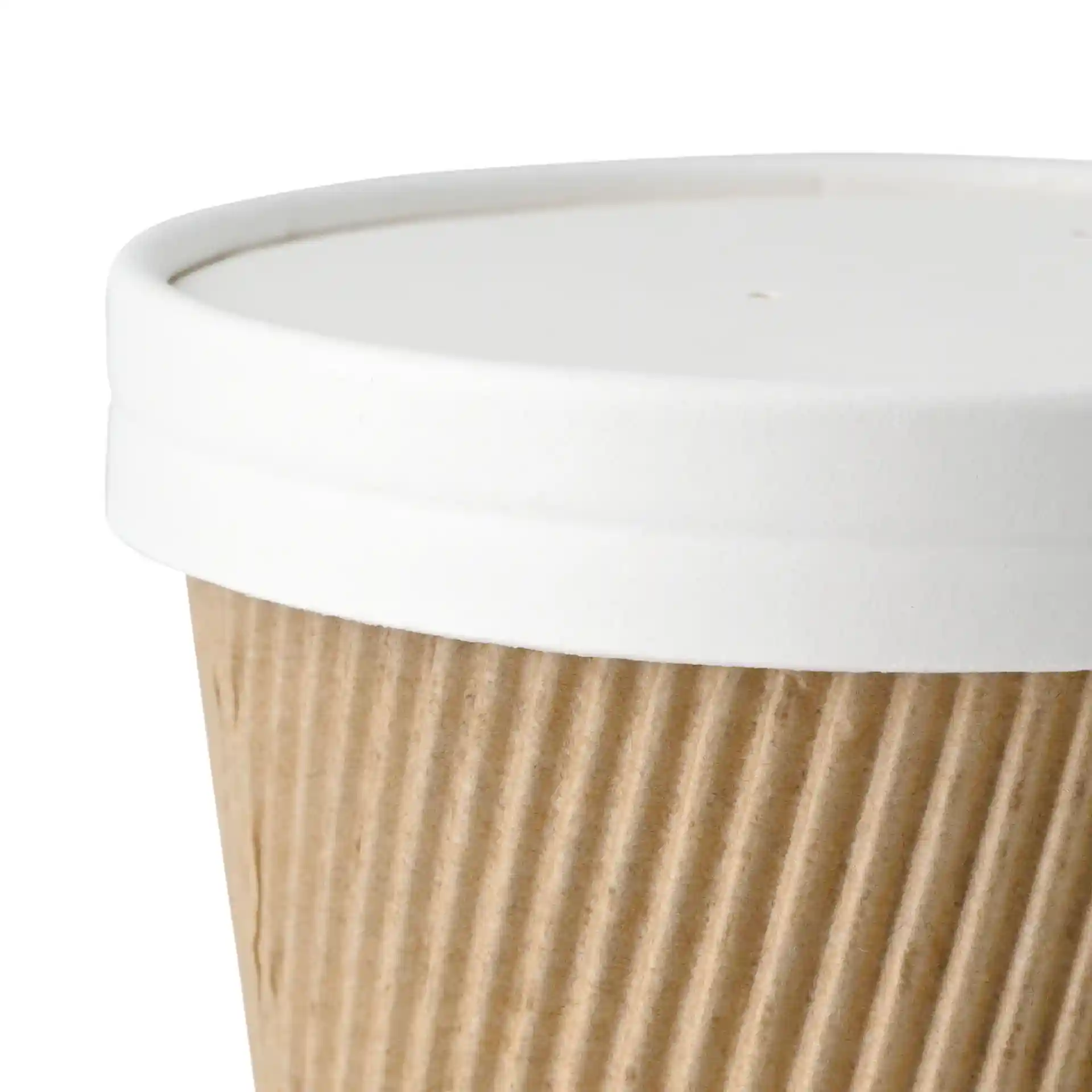 Gobelet en carton blanc avec une texture nervurée et un couvercle blanc plat sur le dessus.