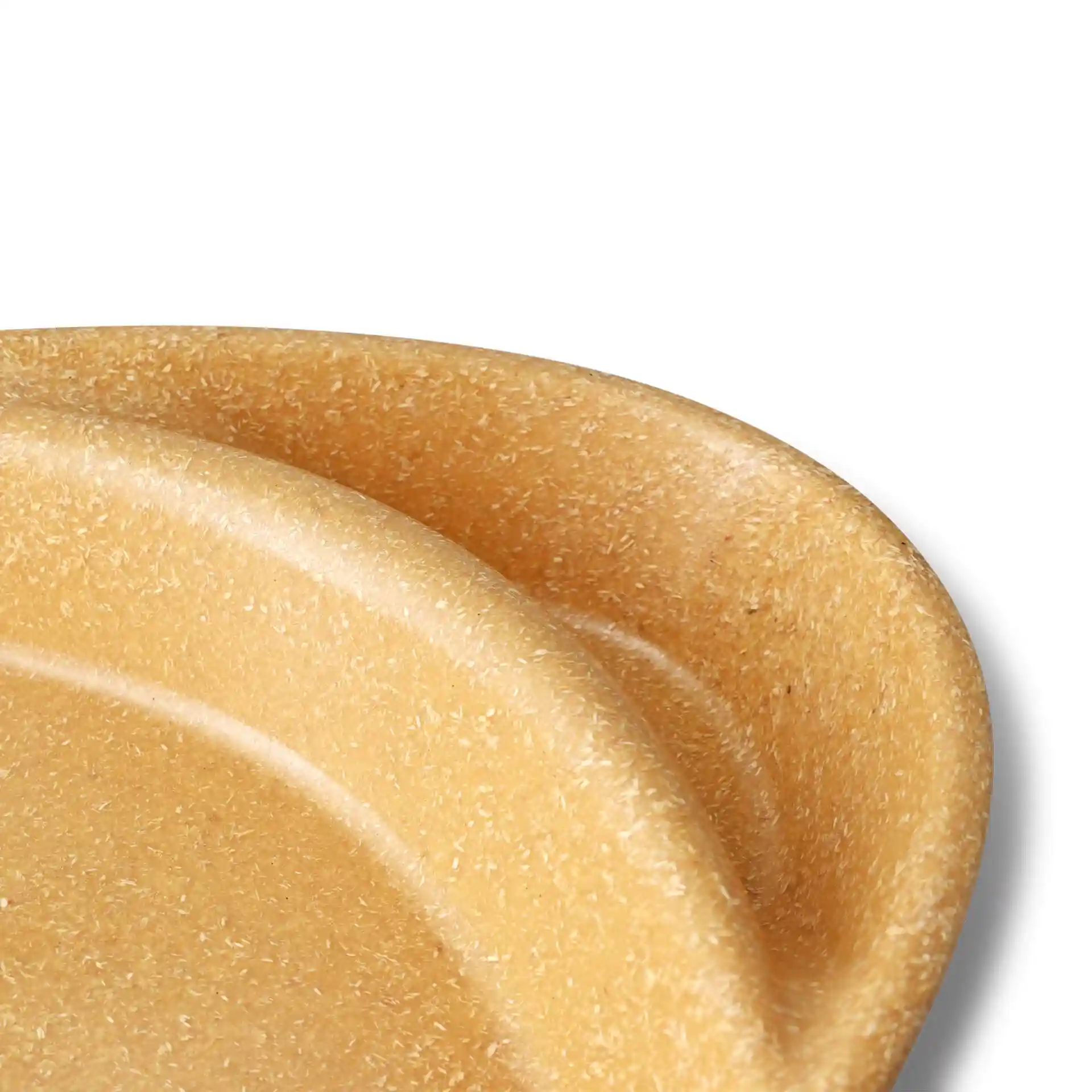Gros plan de deux assiettes divisées réutilisables en caramel brun, avec une surface lisse et des bords arrondis.