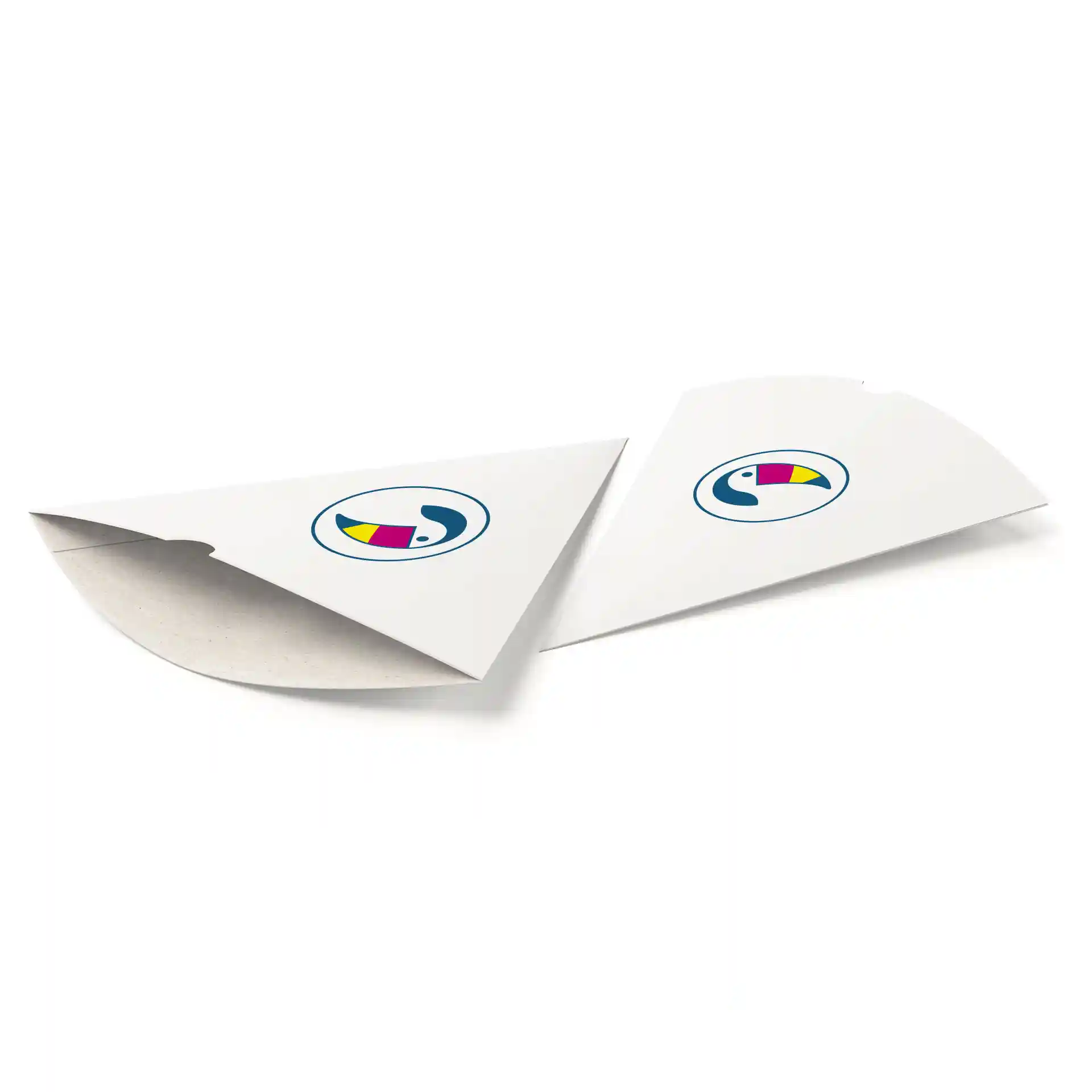 Cornet de frites imprimé blanc avec un logo circulaire, présentant un design de toucan coloré, montré en deux pièces.