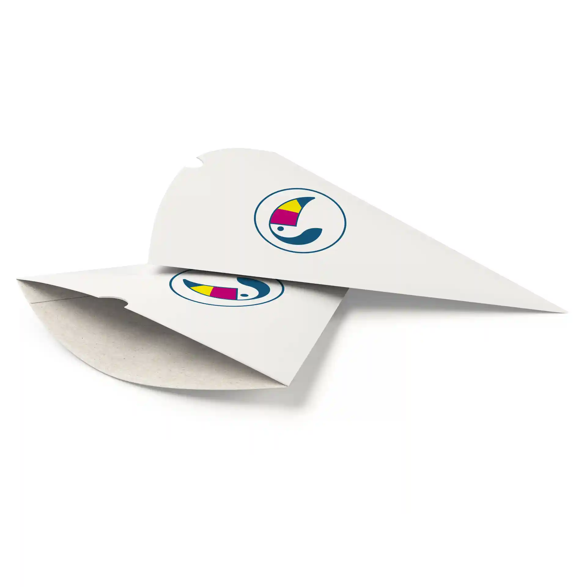 Cornet à snacks blanc imprimé avec un logo circulaire représentant un poisson et un design de chapeau coloré.