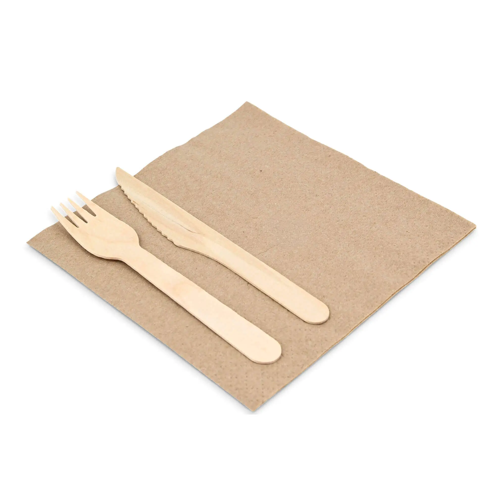 Ensemble de couverts en bois comprenant une fourchette et un couteau sur une serviette en papier non blanchie carrée.