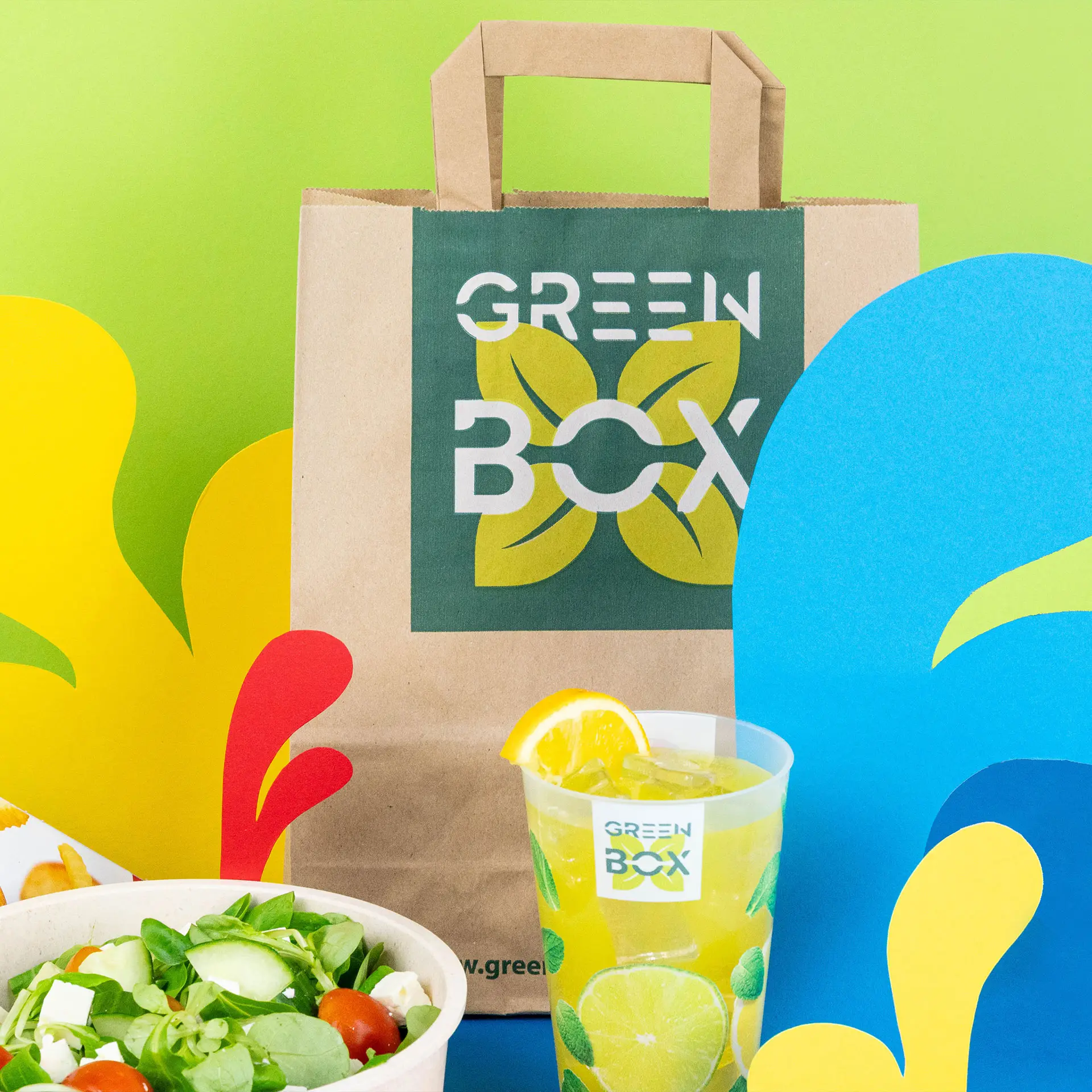 Sac en papier brun personnalisable avec poignées; comporte un grand 'S' et l'imprimé "Votre Design". Idéal pour le branding.