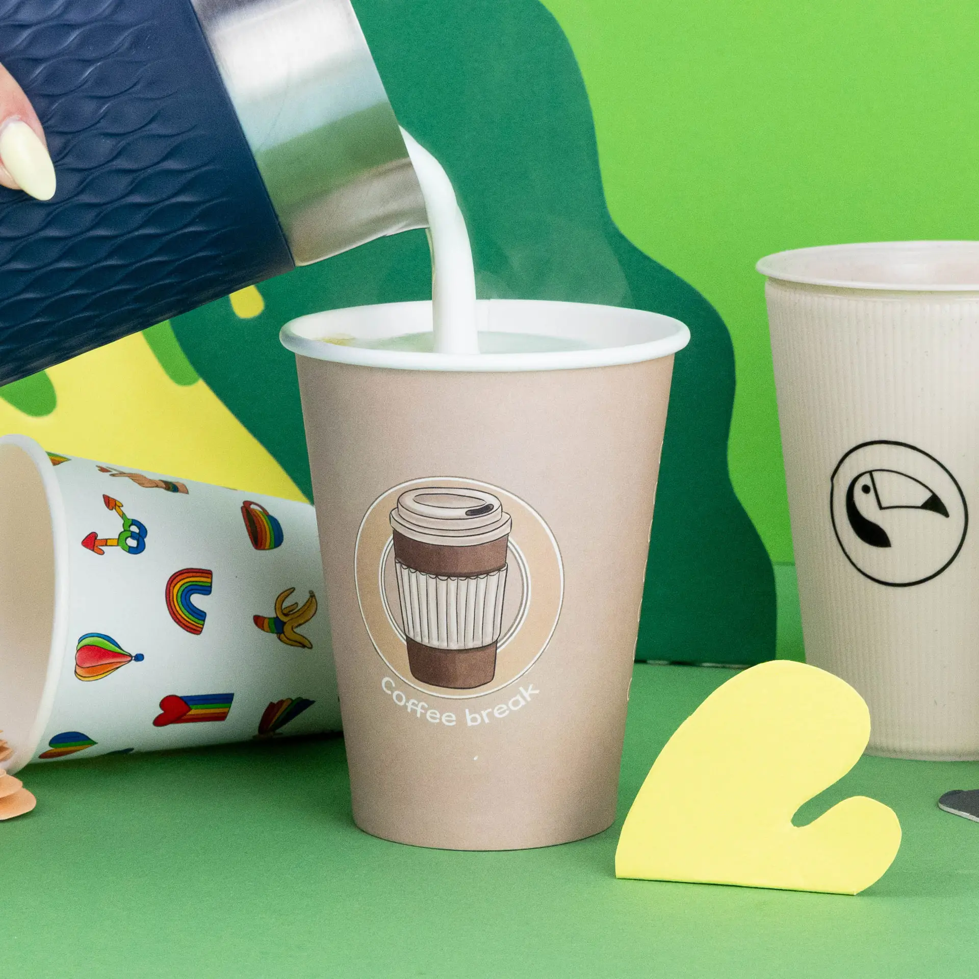Un gobelet en papier de 300 ml personnalisable avec un design bleu clair et un couvercle blanc ; posé sur une surface en bois.