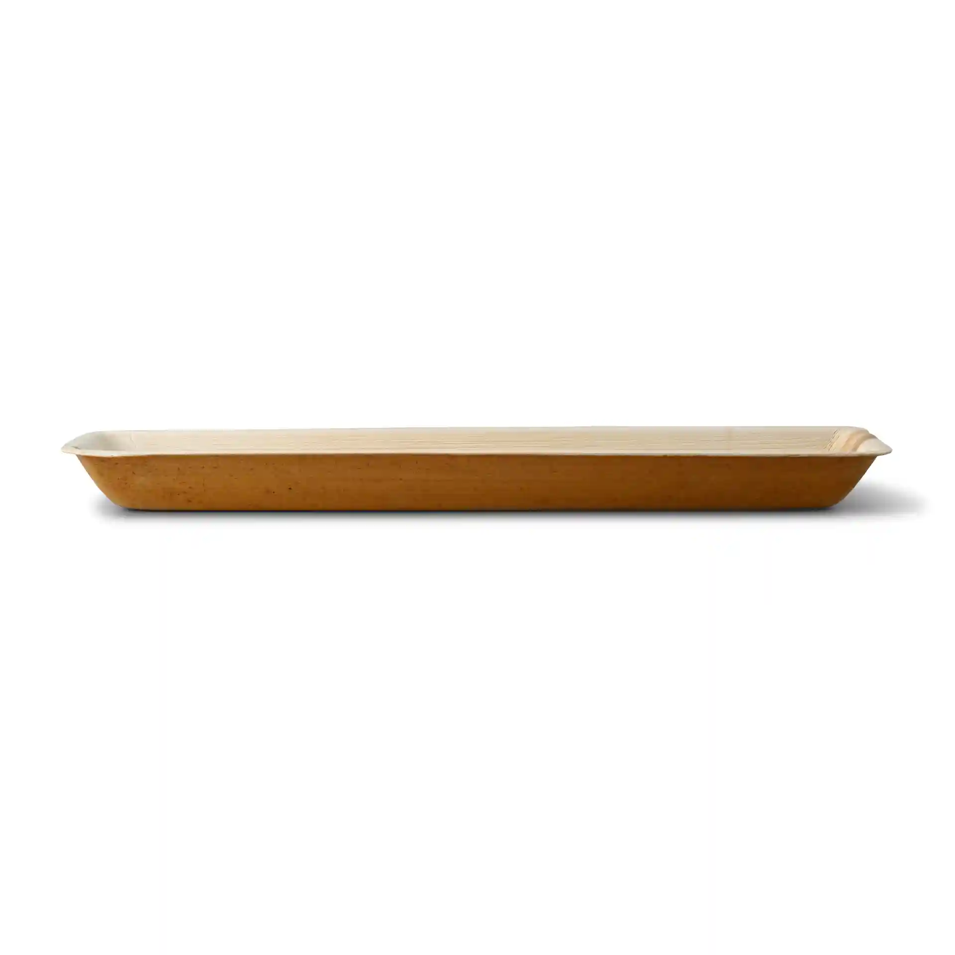 Plateau rectangulaire en feuille de palmier de couleur grain, mesurant 38 x 8,5 cm, avec une hauteur de 3 cm.