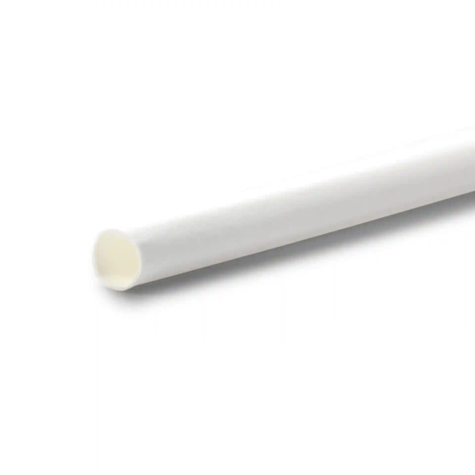 Paille en papier blanche, longue de 20 cm et d'un diamètre de 0,5 cm, présentée en angle sur un fond uni.