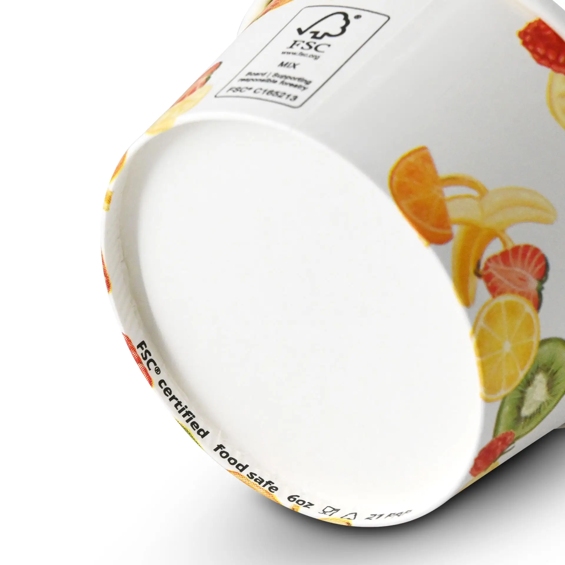 Un gobelet en papier imprimé de fruits, taille 6 oz, vu de dessus ; comprend un revêtement pour les aliments chauds et froids.