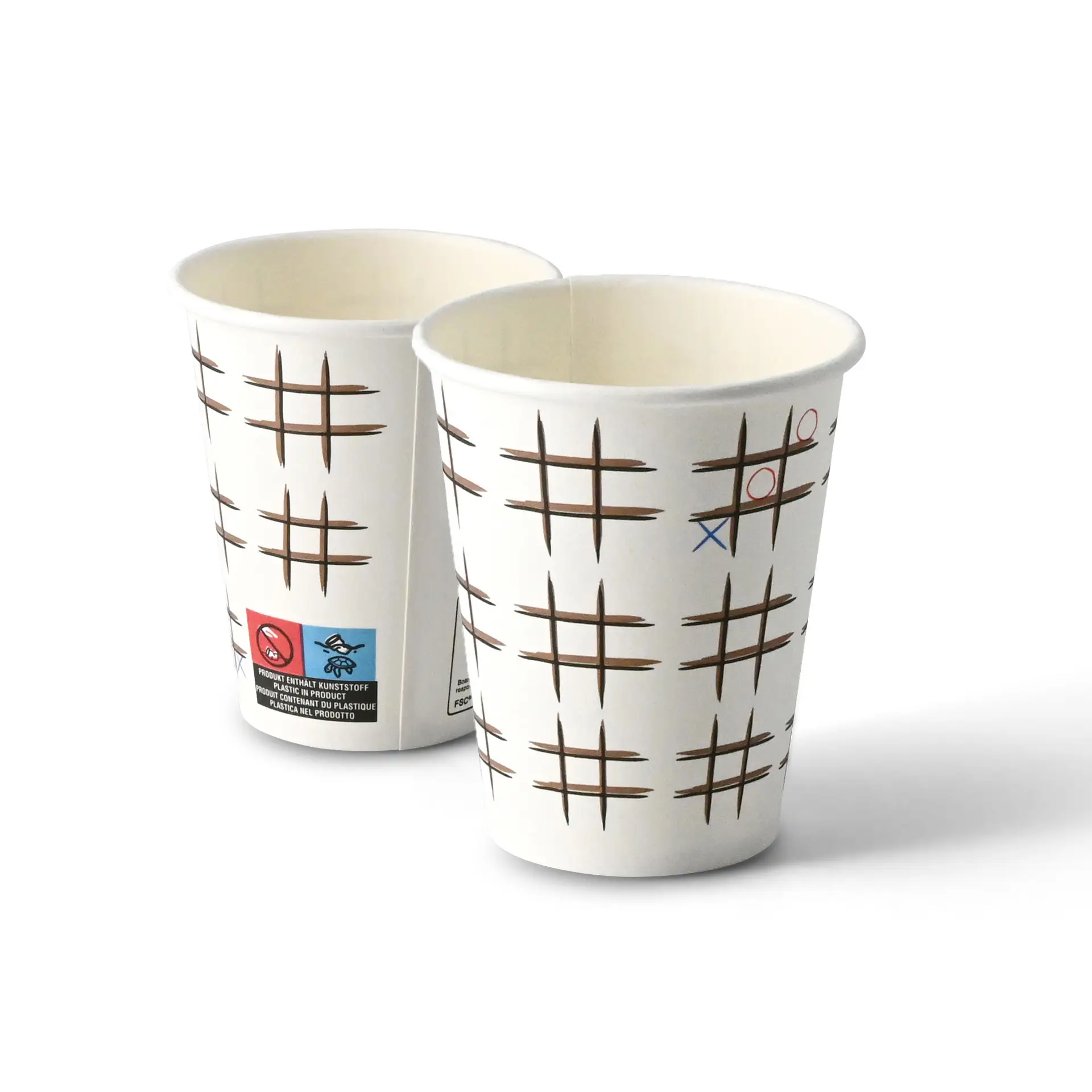 Un gobelet en papier blanc avec un motif de Tic Tac Toe ; un autre gobelet similaire est partiellement visible à l'arrière-plan.