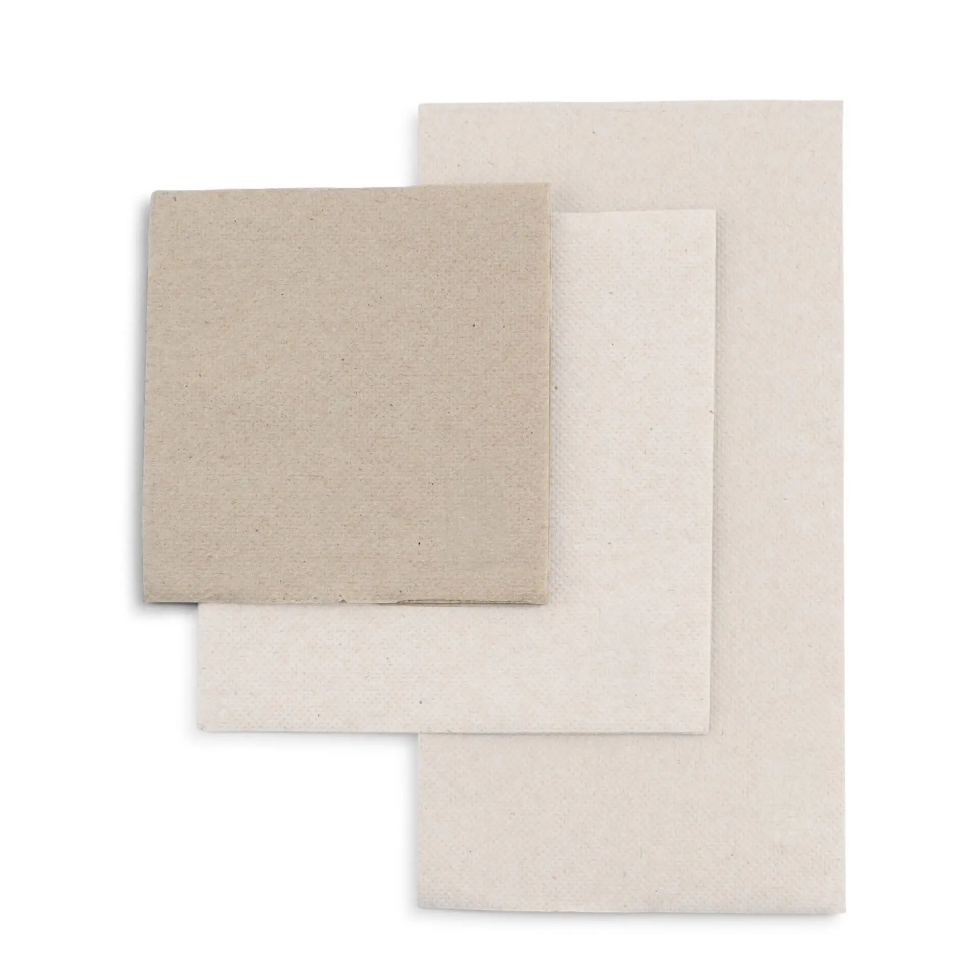 Trois serviettes en papier recyclé carrées, de couleur non blanchie, deux épaisseurs, avec un symbole circulaire et du texte sur chacune.