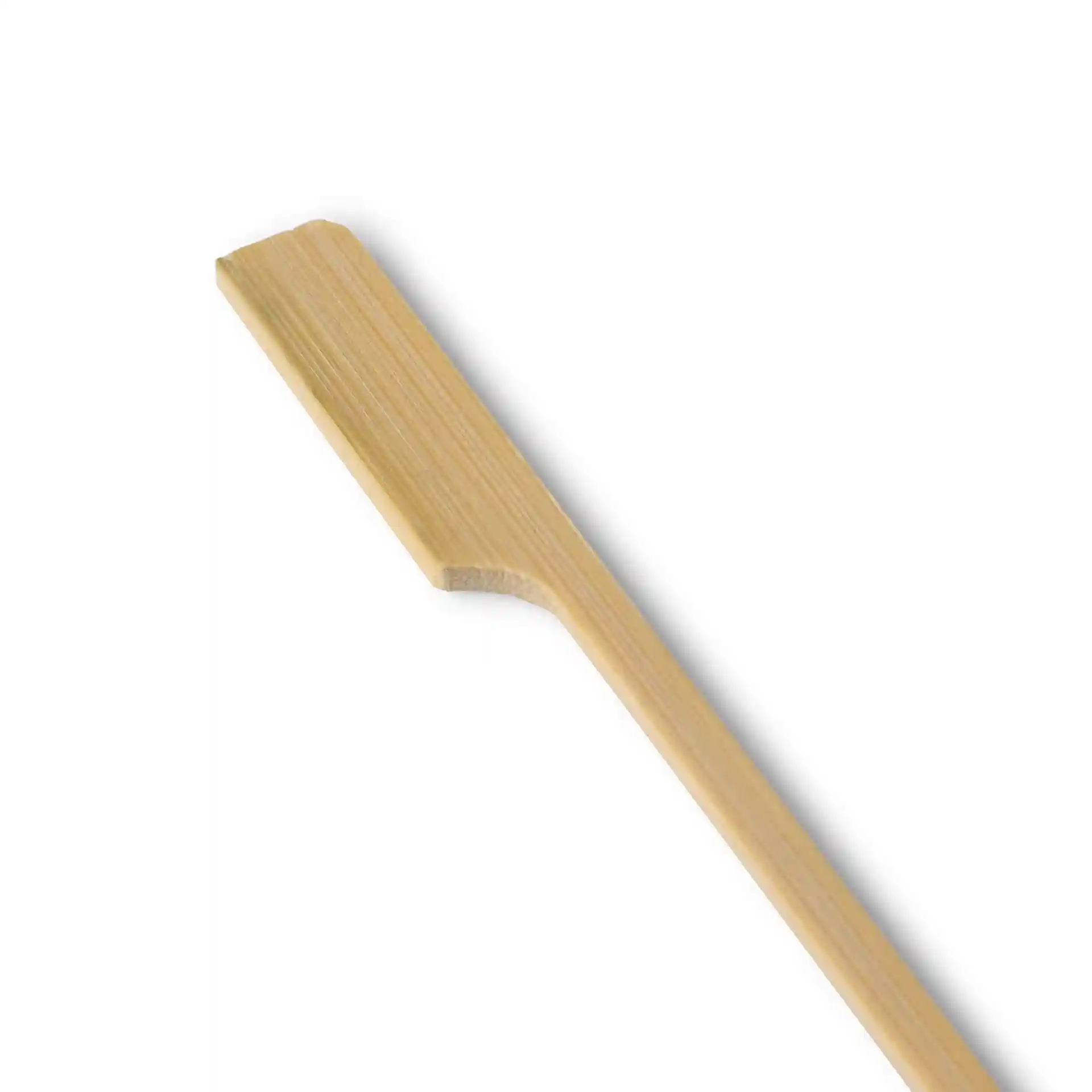 Brochette en bambou, longue de 15 cm, avec une extrémité plate et une surface lisse et brune.