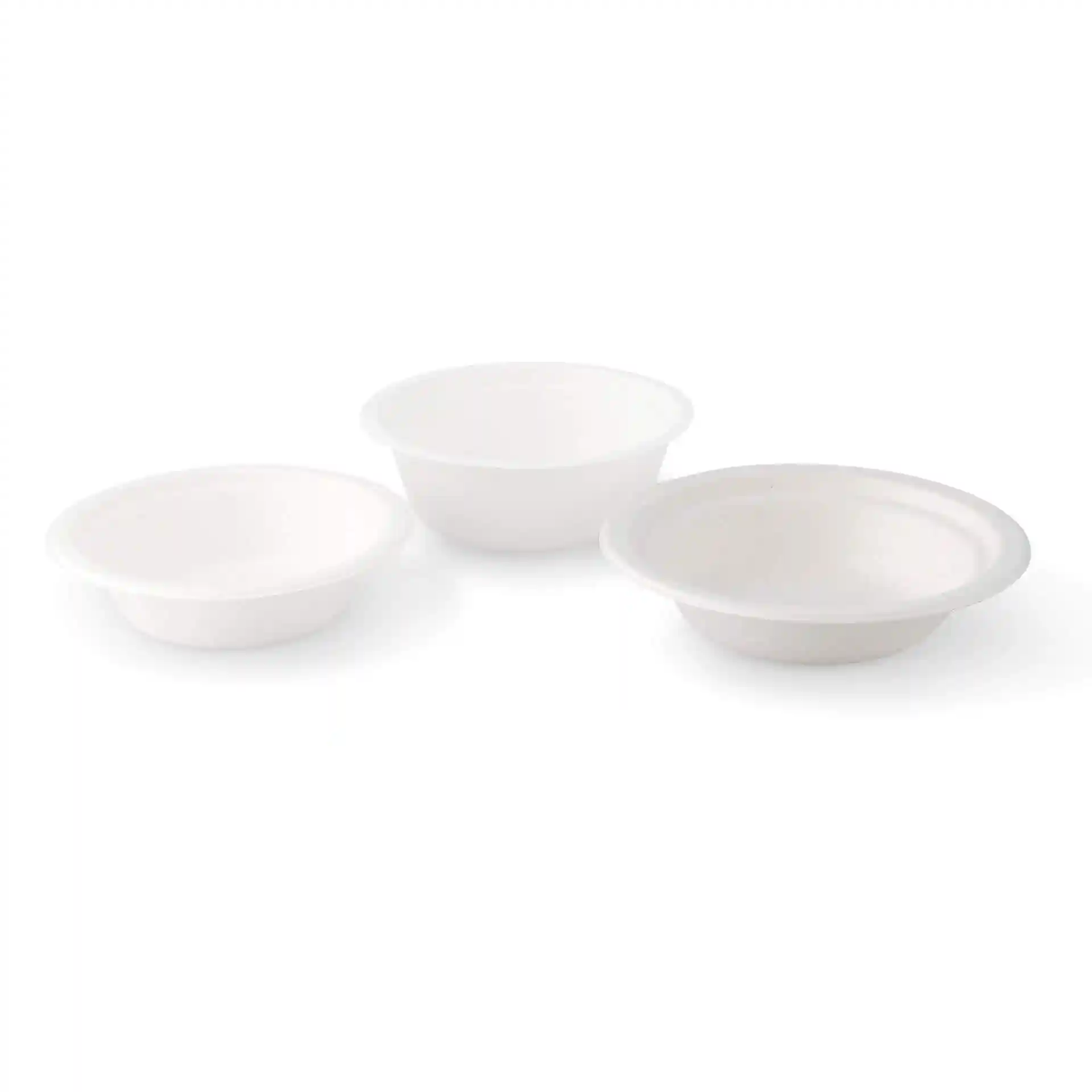 Trois bols ronds blancs en canne à sucre, de tailles variées, présentés sur un fond uni.