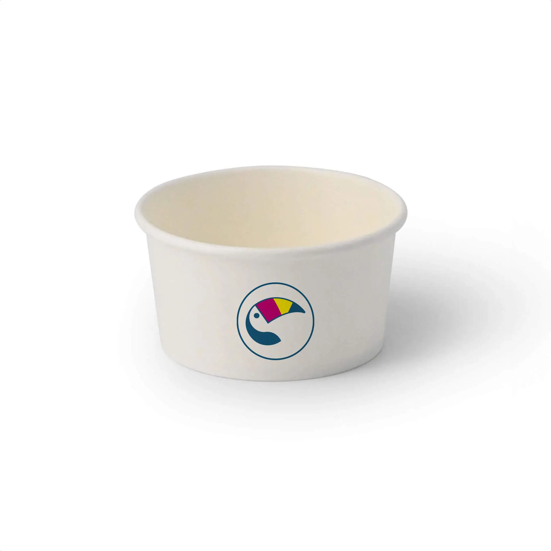 Un gobelet blanc pour glace avec un logo coloré; conçu pour des portions de 150 ml (6 oz); couvercle sécurisé en option.