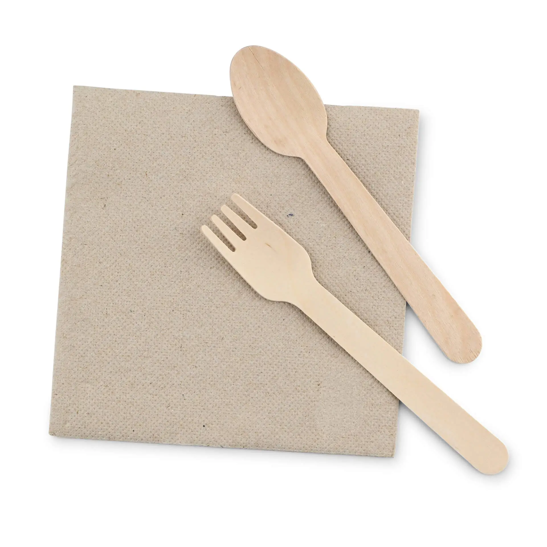 Cuillère et fourchette en bois sur une serviette en papier brun, toutes deux en bois, sur un fond uni.