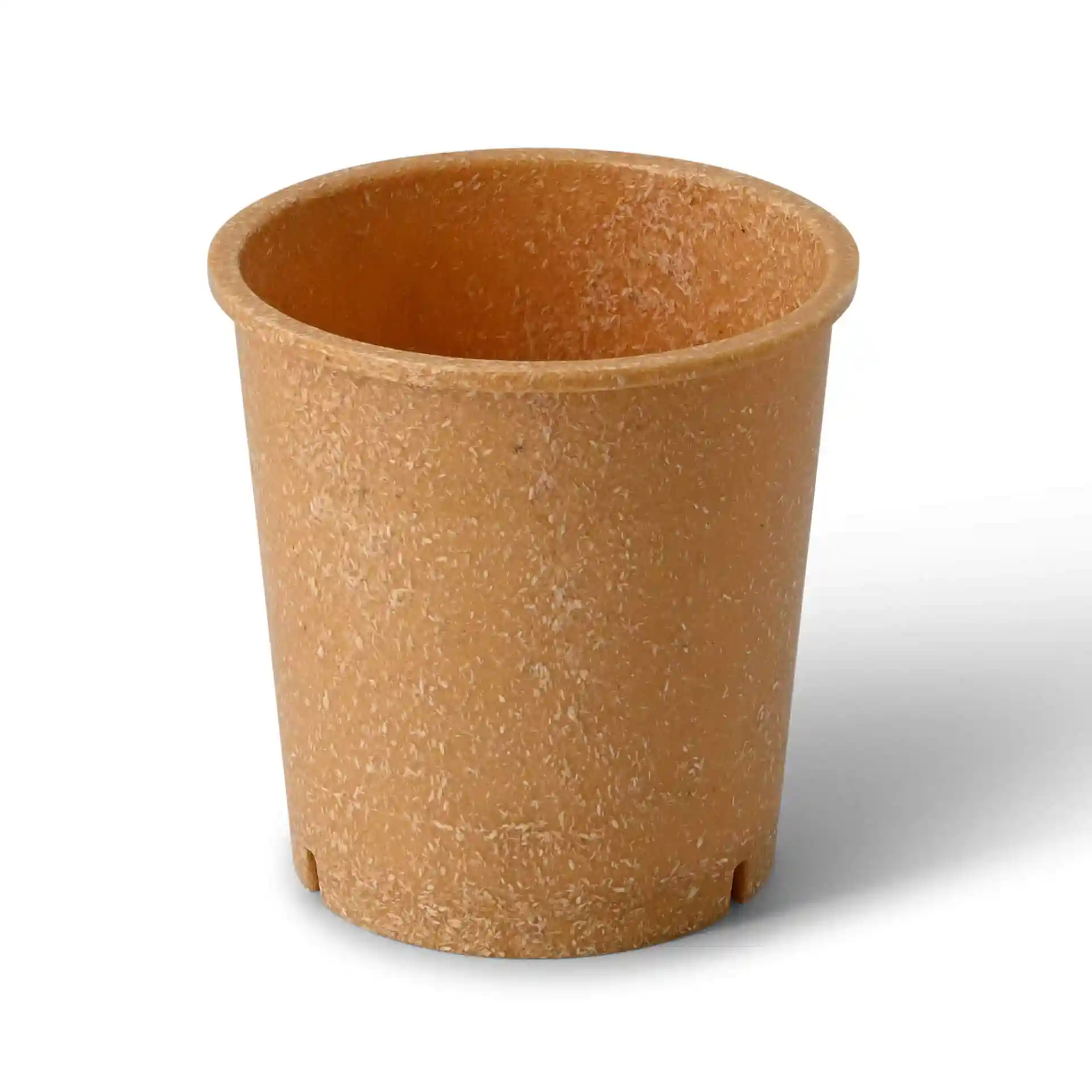 Gobelet réutilisable marron en composé bio, capacité de 400 ml, forme ronde et sans revêtement.