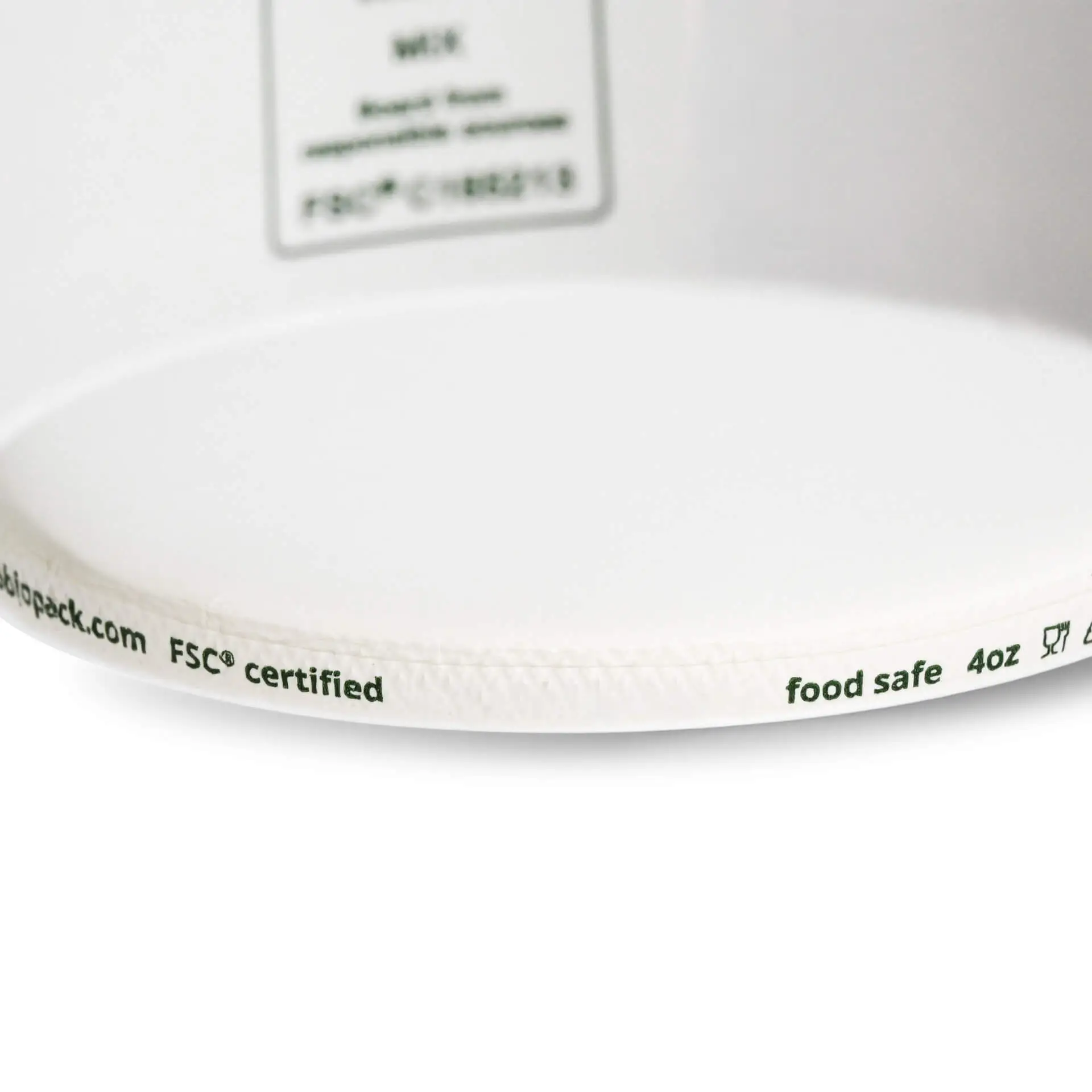 Un pot en papier blanc pour glace avec barrière à base d'eau; l'étiquette comprend la certification FSC et les détails compostables.