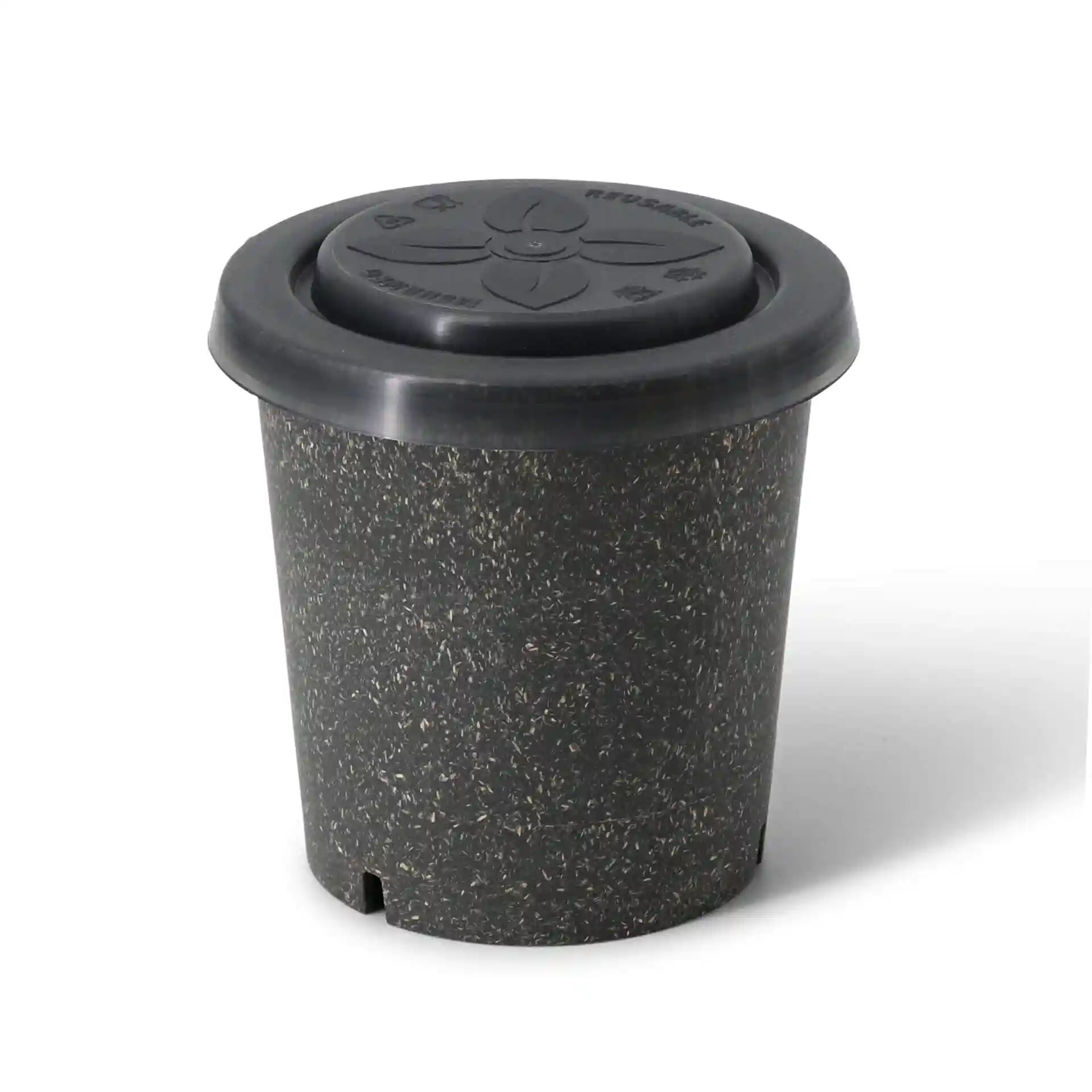 Gobelet réutilisable rond en composé bio gris, capacité de 400 ml, avec un couvercle noir orné d'un motif floral.