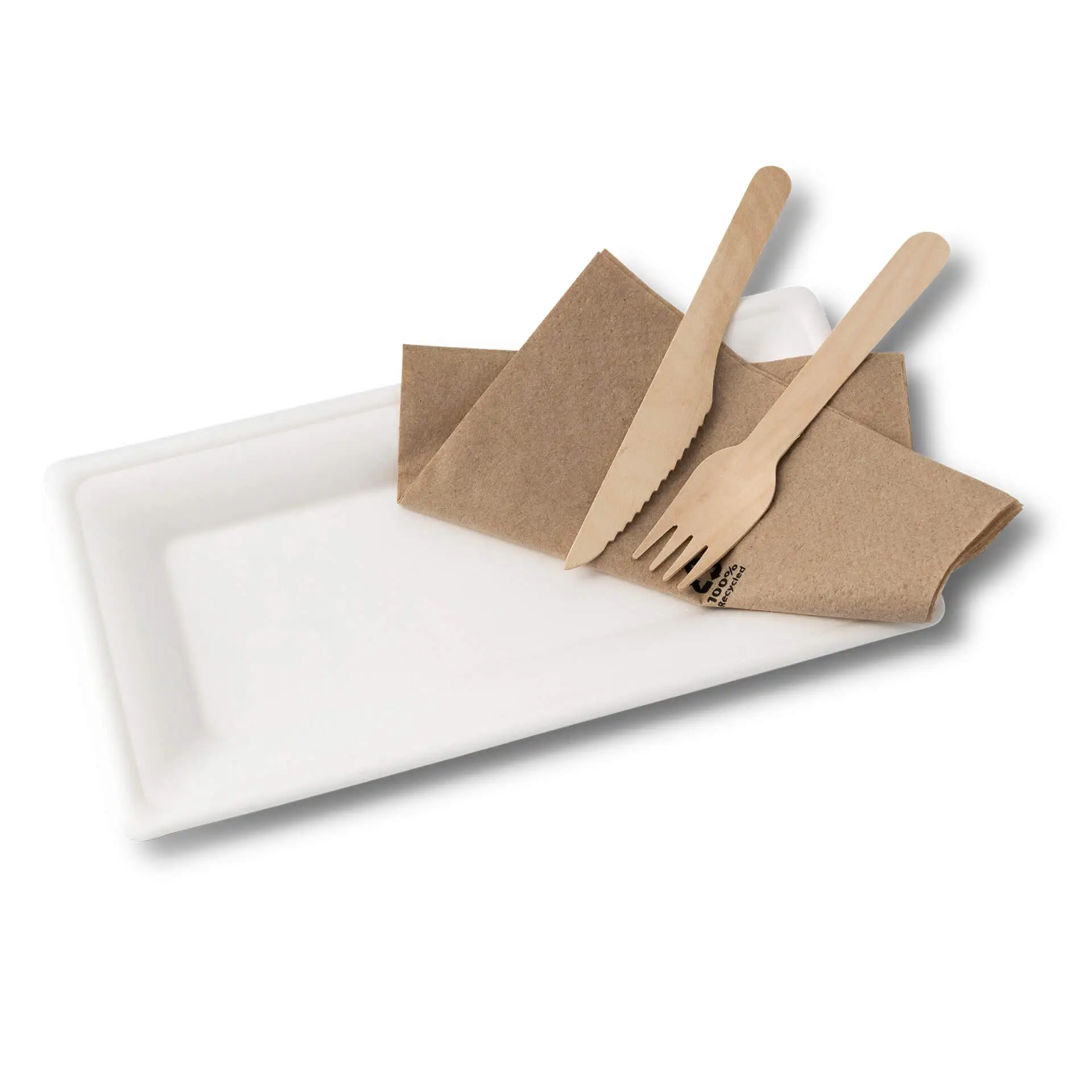 Assiette rectangulaire en canne à sucre mesurant 26 x 13 cm, avec deux serviettes brunes et des couverts en bois posés dessus.
