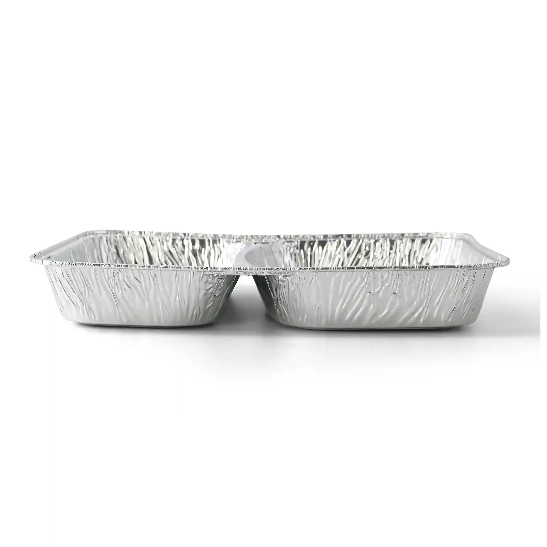 Plateau de repas en aluminium rectangulaire avec deux compartiments, mesurant 22,7 x 17,7 cm et 3 cm de profondeur.