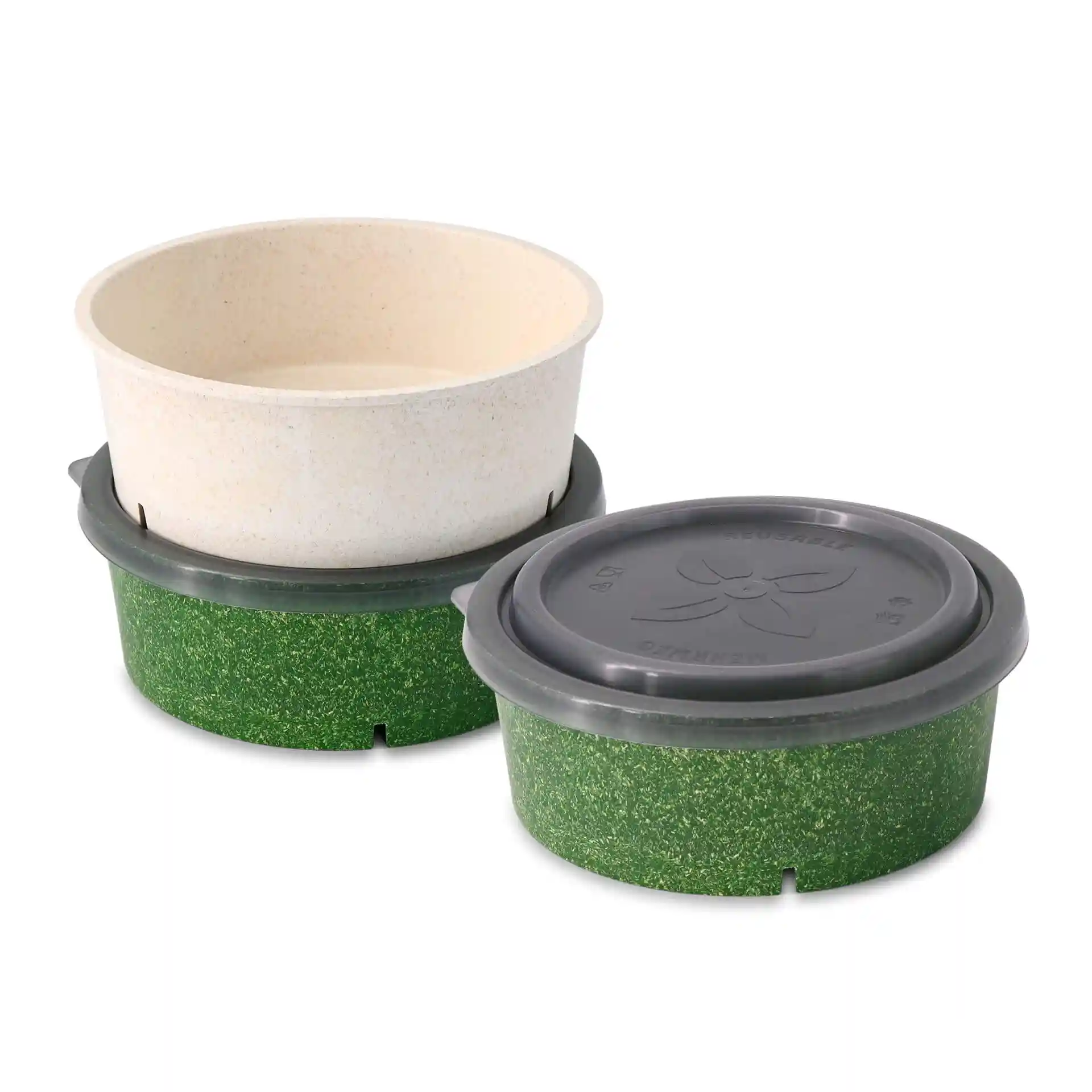 Deux bols ronds, un crème et un vert, avec un couvercle réutilisable gris sur le bol vert.