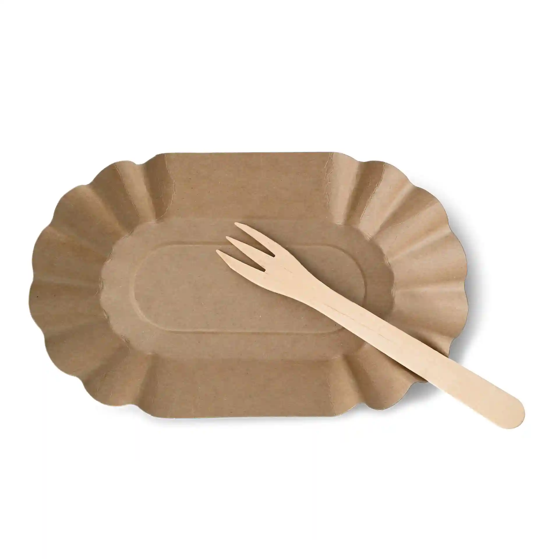 Plateau alimentaire en carton ovale marron de 3 cm de profondeur avec une fourchette en bois à côté.