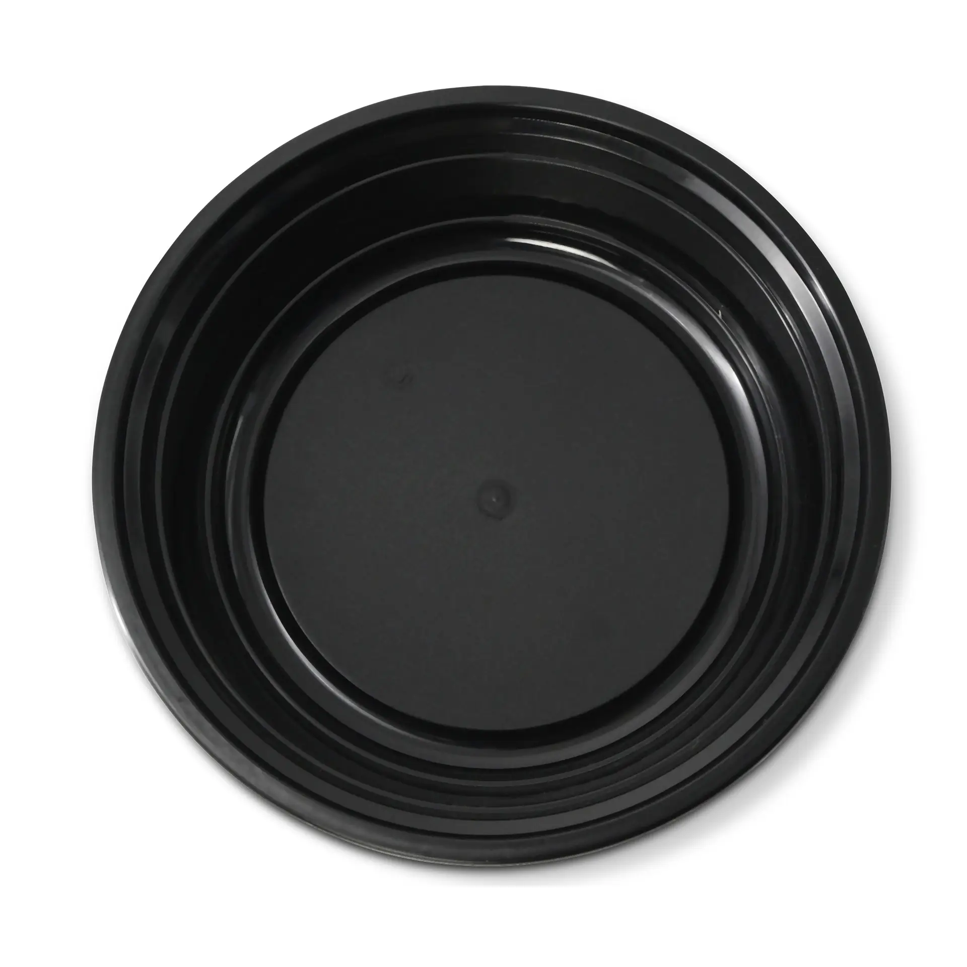 Assiette ronde noire réutilisable en PP, adaptée aux plats chauds et froids, compatible micro-ondes et lave-vaisselle.
