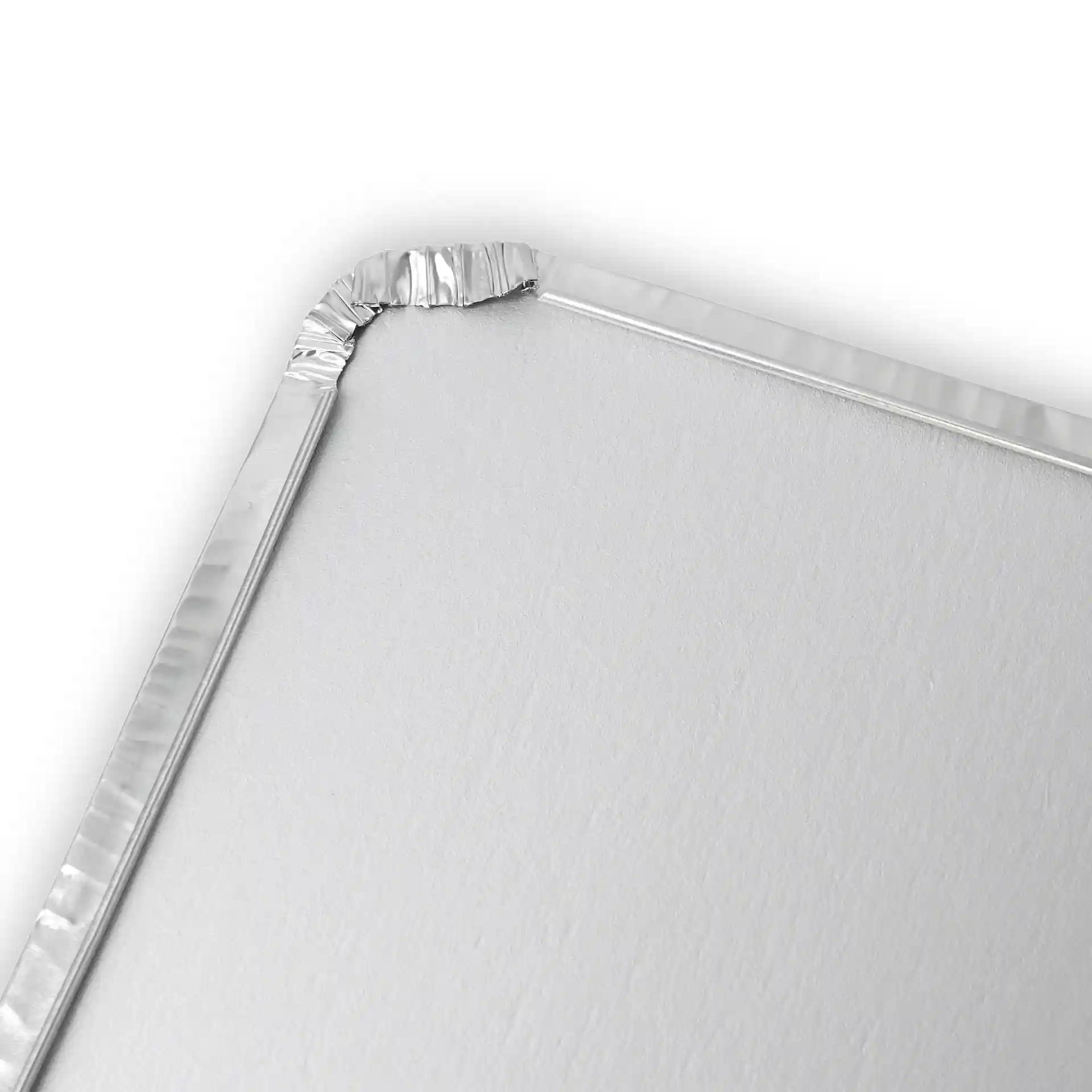Couvercle en carton aluminium de forme rectangulaire, avec un bord replié à un coin.