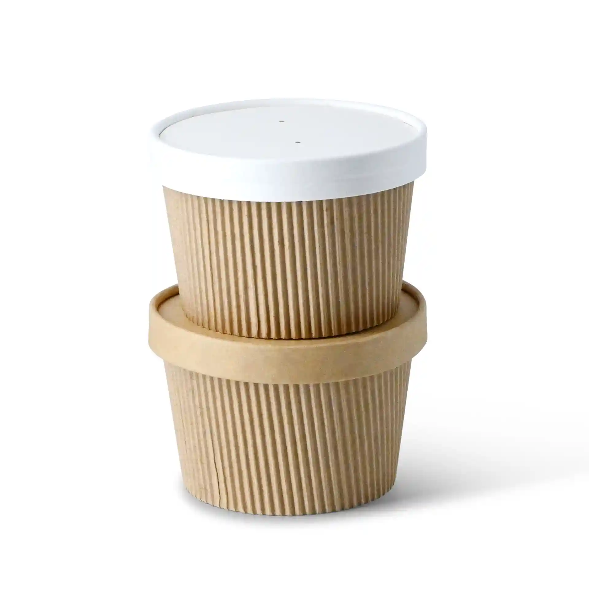 Tasses à soupe en carton brun ondulé empilées, avec un couvercle blanc sur le dessus et une tasse beige visible en dessous.