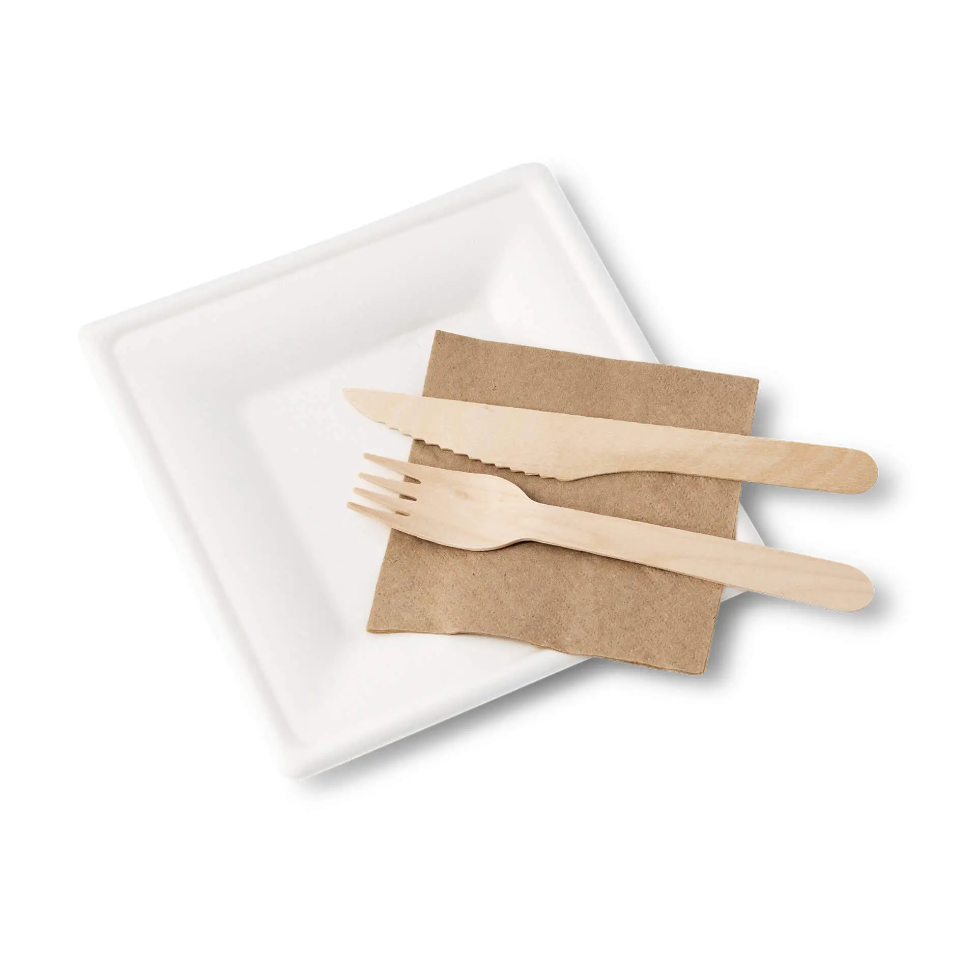 Assiette carrée en canne à sucre biodégradable avec fourchette en bois, couteau et une serviette marron sur fond blanc.