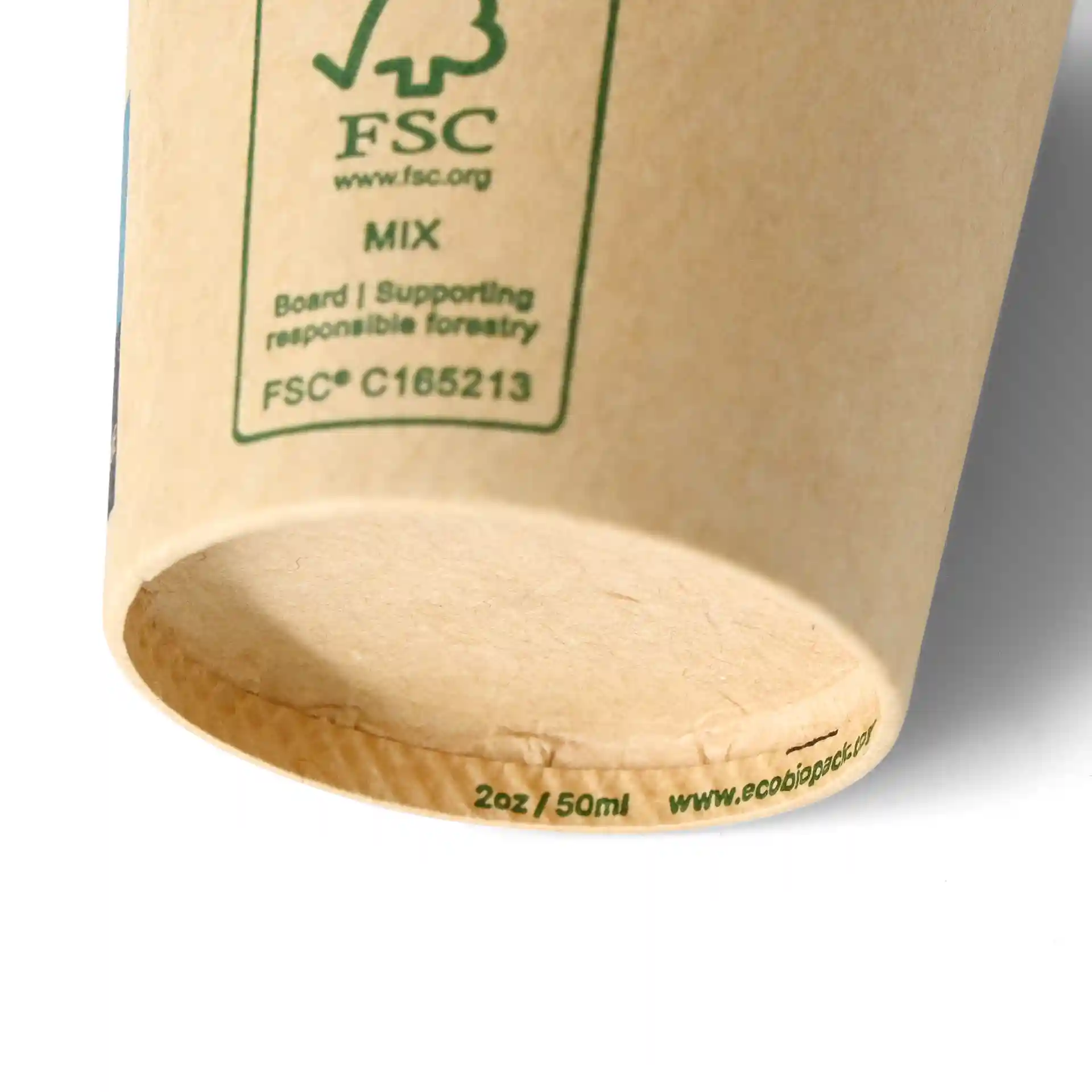 Gobelet en papier brun d'un diamètre de 50 mm, montrant le fond et un symbole de certification vert.
