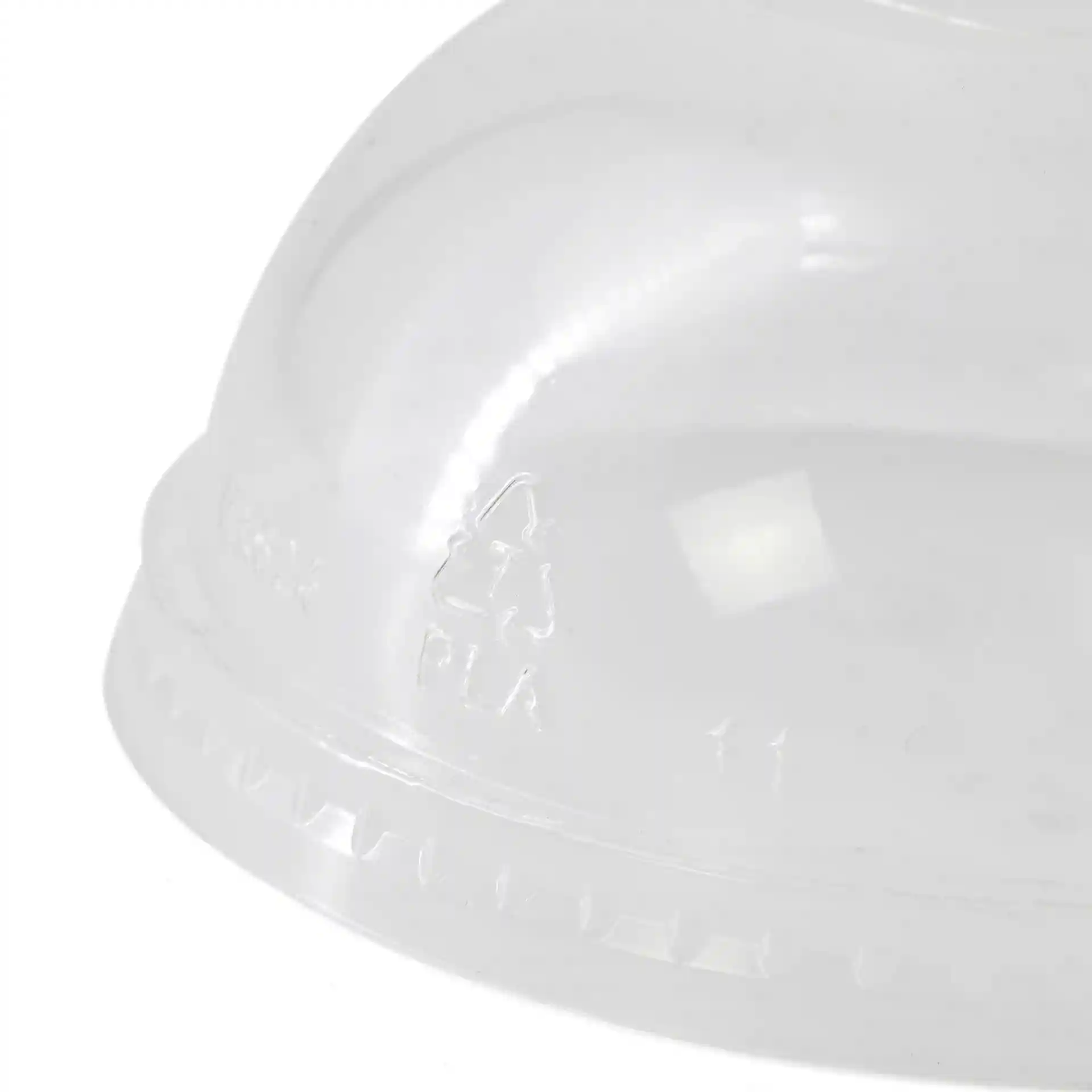 Couvercle en PLA transparent de 95 mm de diamètre avec un trou pour paille, montrant le symbole de recyclage et des marquages.