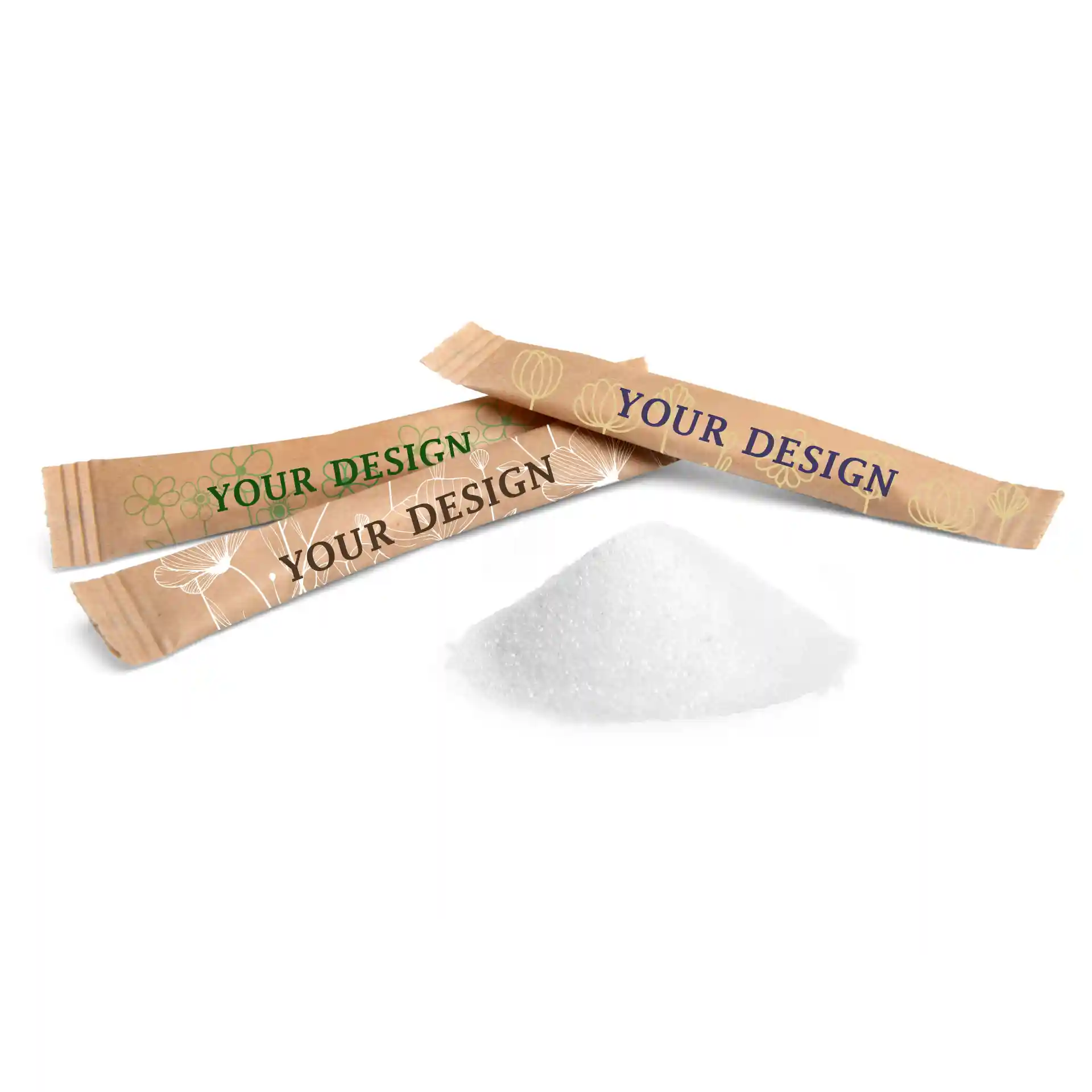Trois bâtonnets de sucre avec un tas de sucre blanc au premier plan, sur un fond uni.