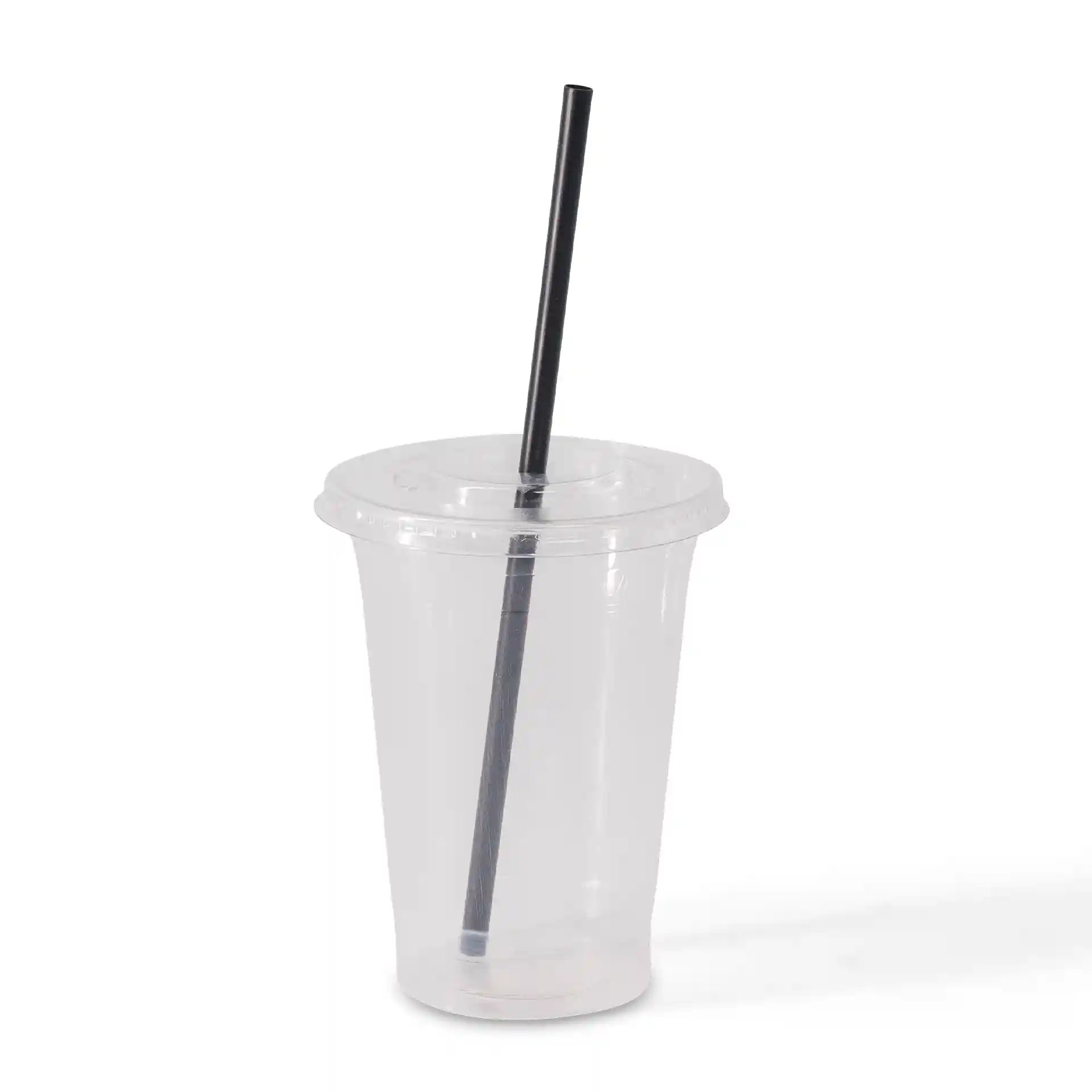 Gobelet en plastique transparent avec une paille noire insérée, positionné sur un fond uni.