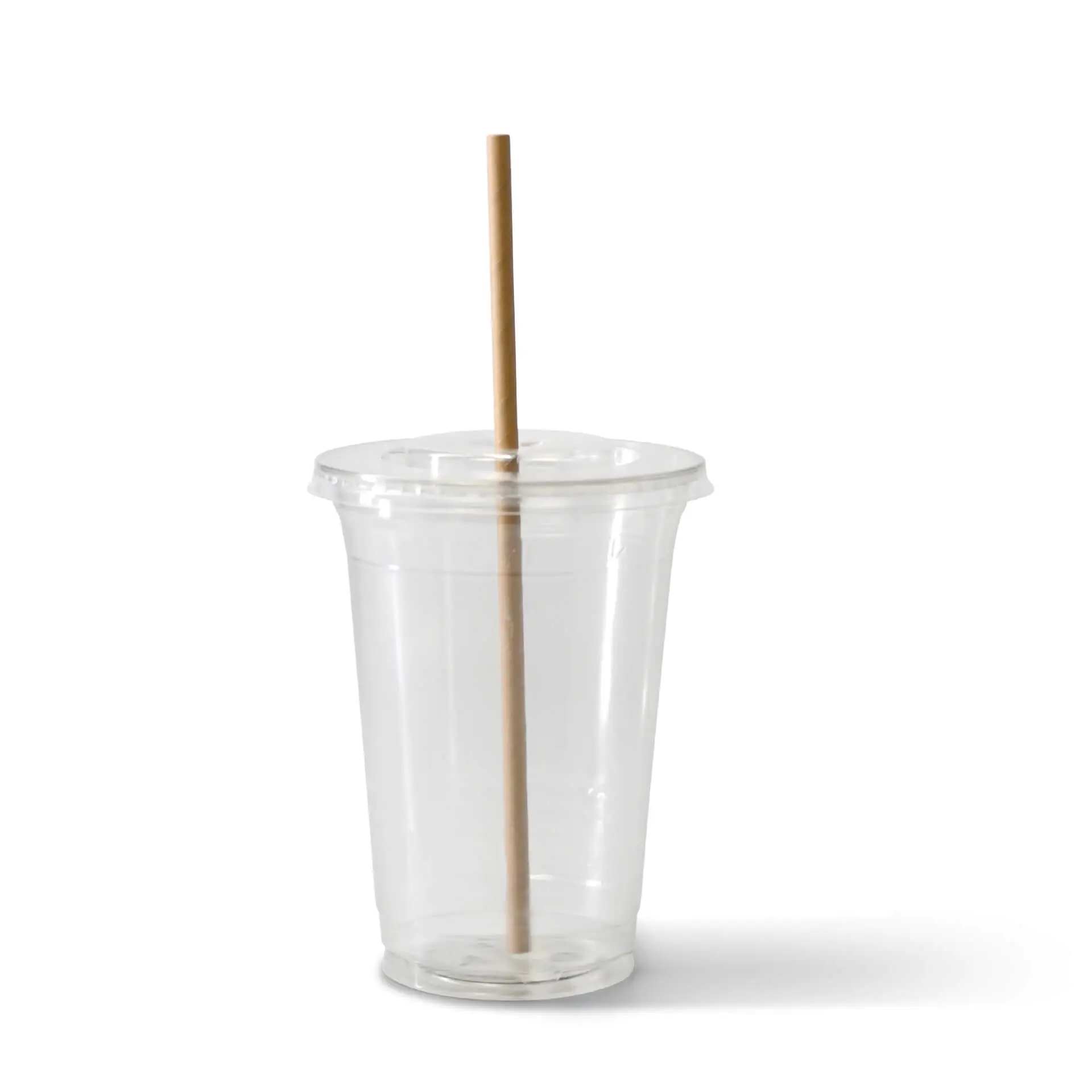 Gobelet en plastique transparent avec une paille en papier brun durable ; adapté aux boissons fraîches.