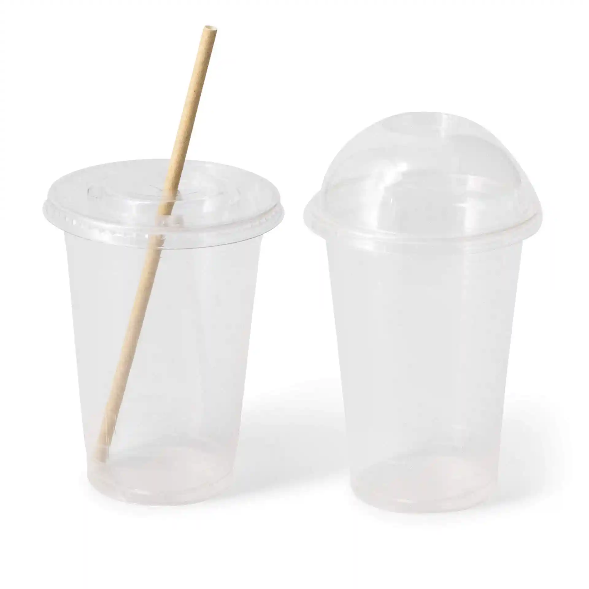 Gobelets en plastique transparent de 16 oz avec une paille, l'un avec un couvercle en dôme et l'autre avec un couvercle plat.