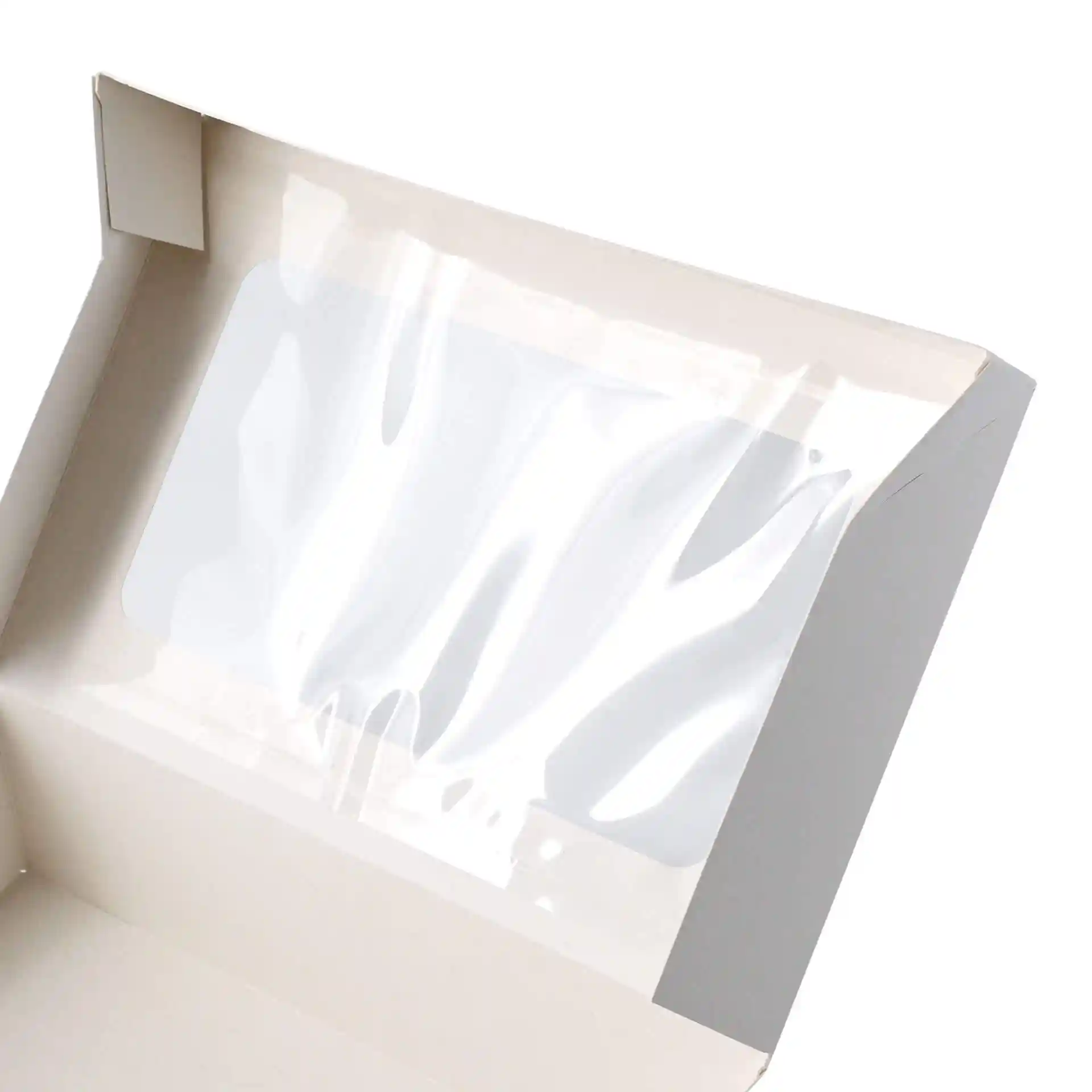 Vue intérieure d'une boîte à cupcakes en carton blanc avec une fenêtre en cellulose transparente.