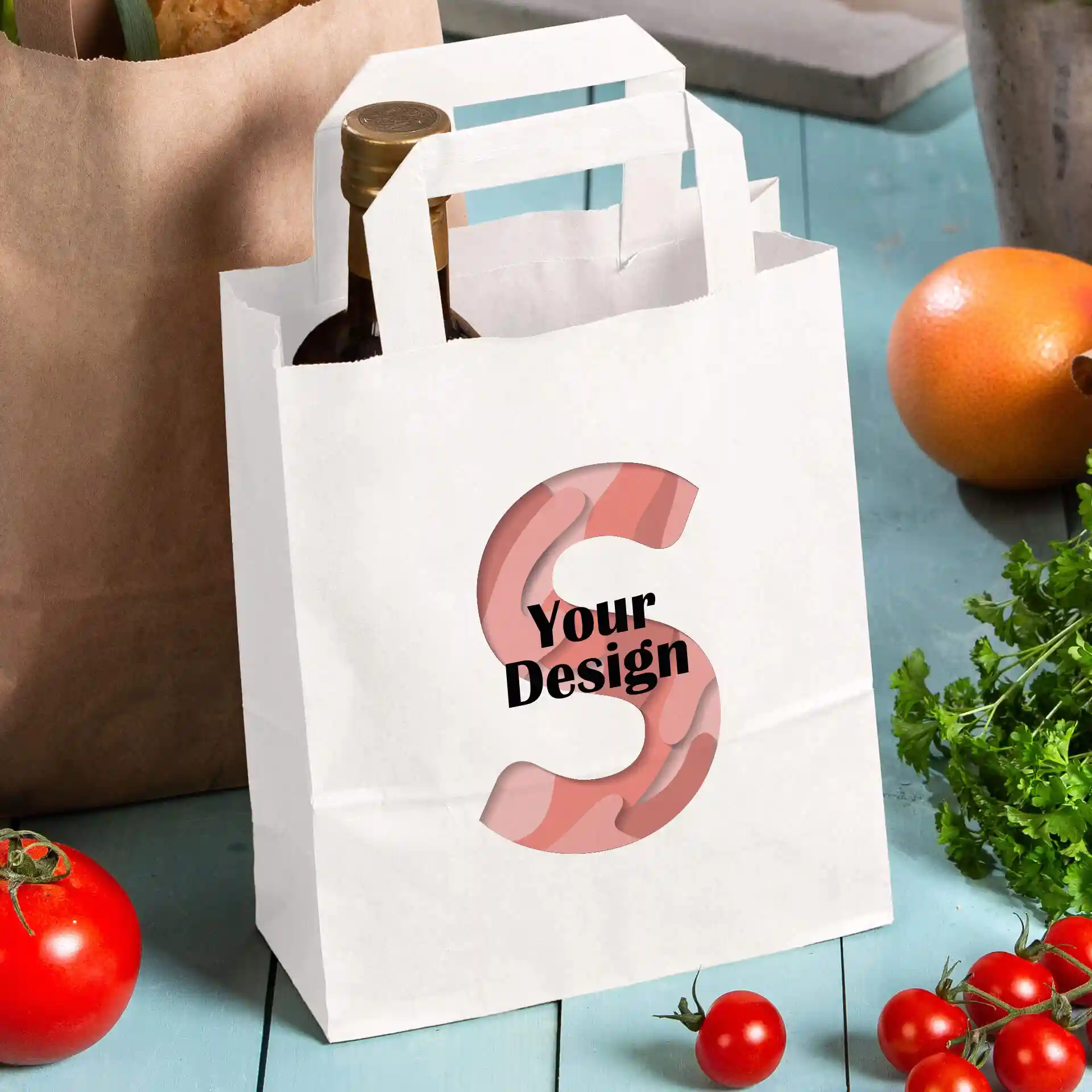 Sac en papier blanc avec un design présentant une grande lettre rose 'S' et les mots 'Votre Design'.