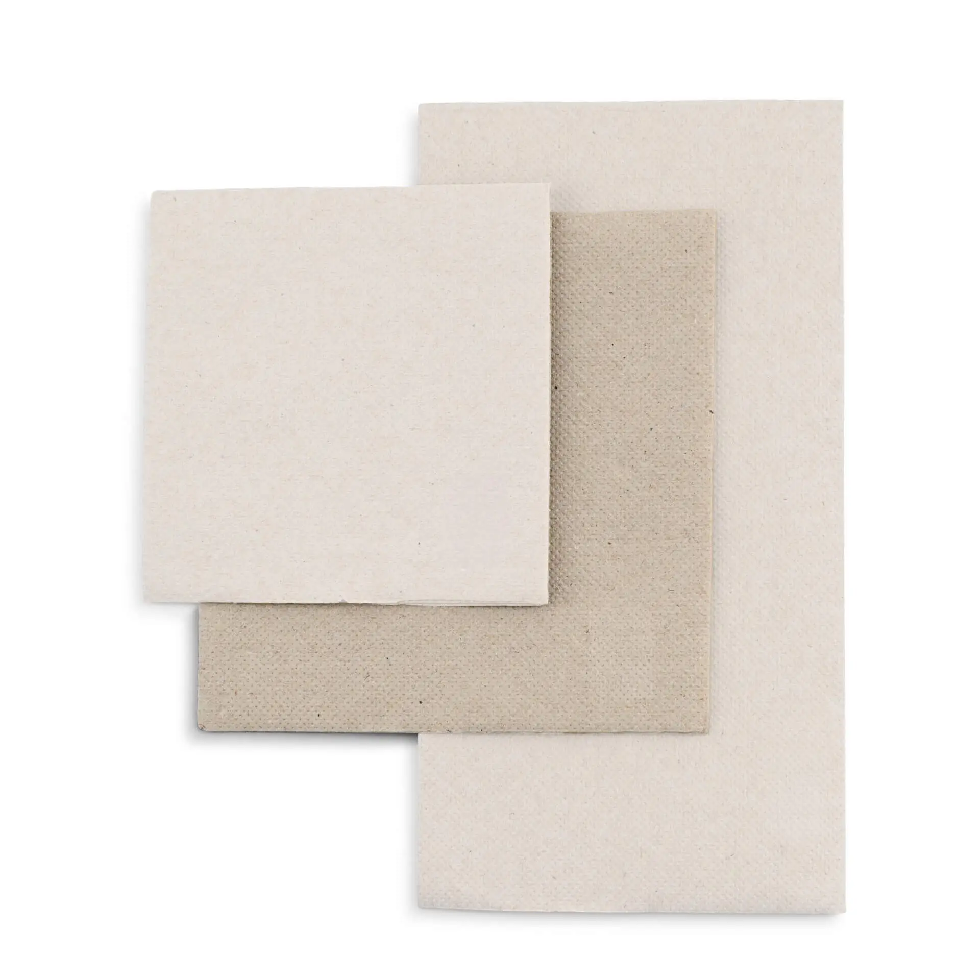 Trois serviettes en papier recyclé non blanchi de forme carrée, de tailles variées, présentées ensemble.