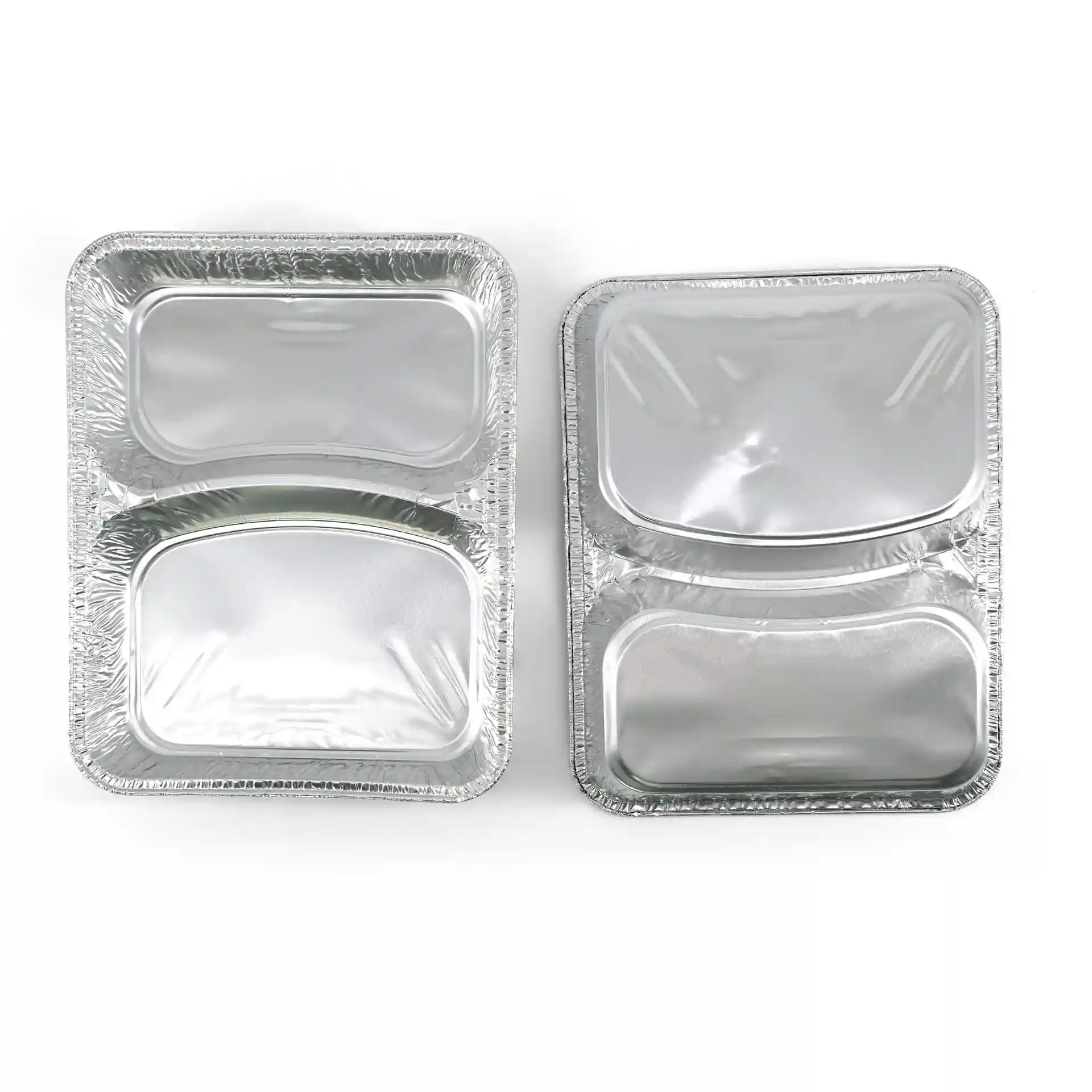 Deux plateaux de repas en aluminium rectangulaires avec deux compartiments, mesurant 22,7 x 17,7 cm.