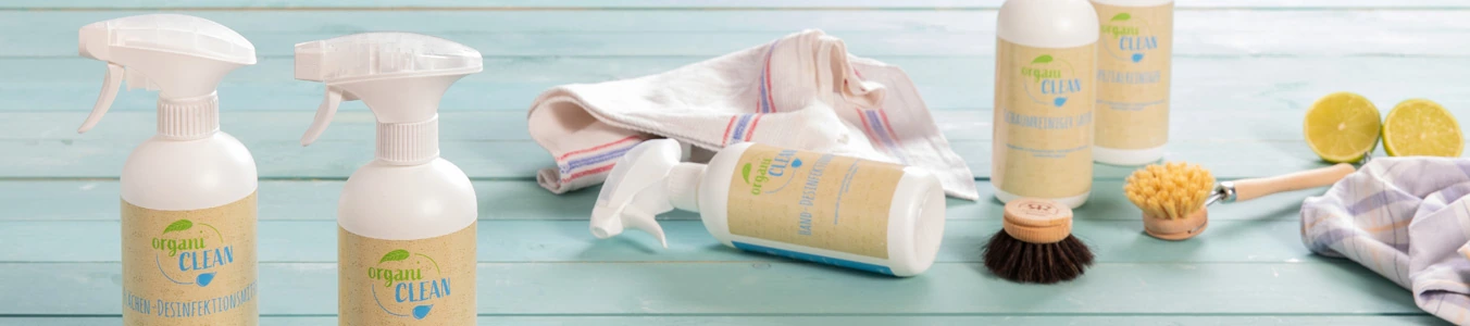 Deux flacons de nettoyant avec étiquettes, un chiffon, une brosse et des limes coupées sur une surface en bois bleu.