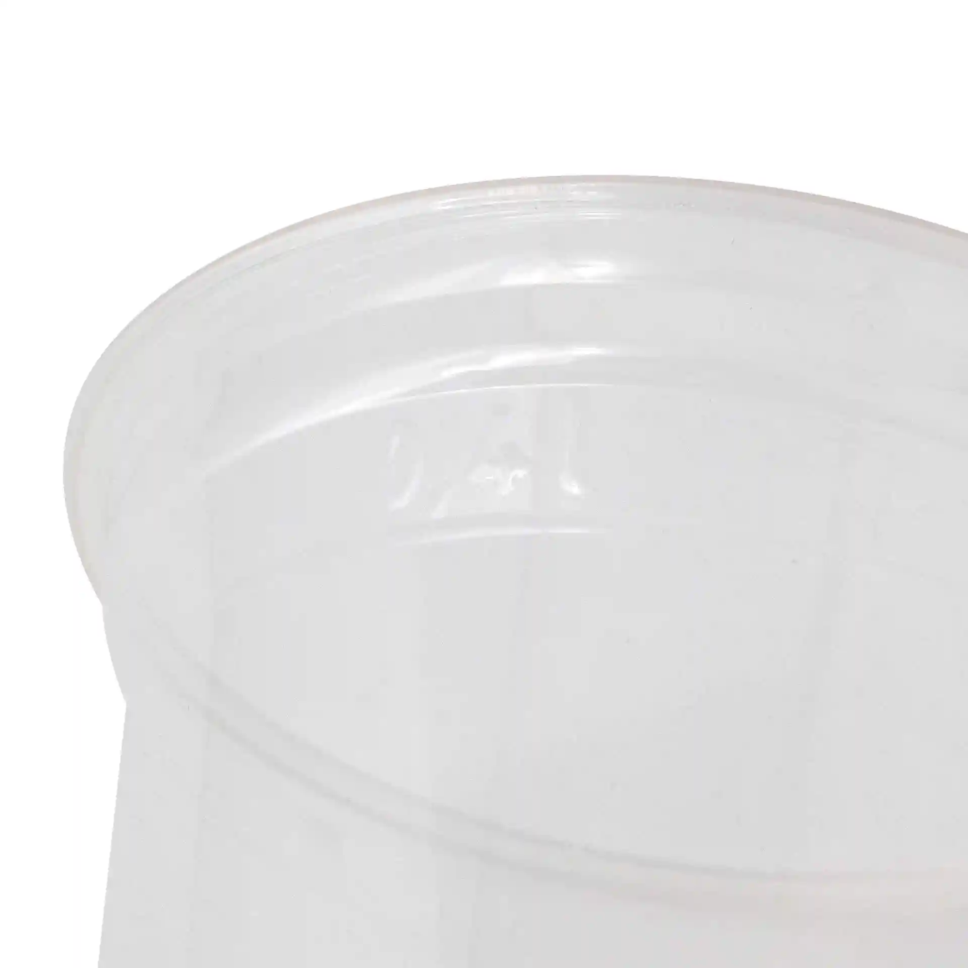 Gobelet en plastique transparent d'un diamètre de 95 mm et d'une hauteur de 126 mm, montrant le bord et la surface intérieure.