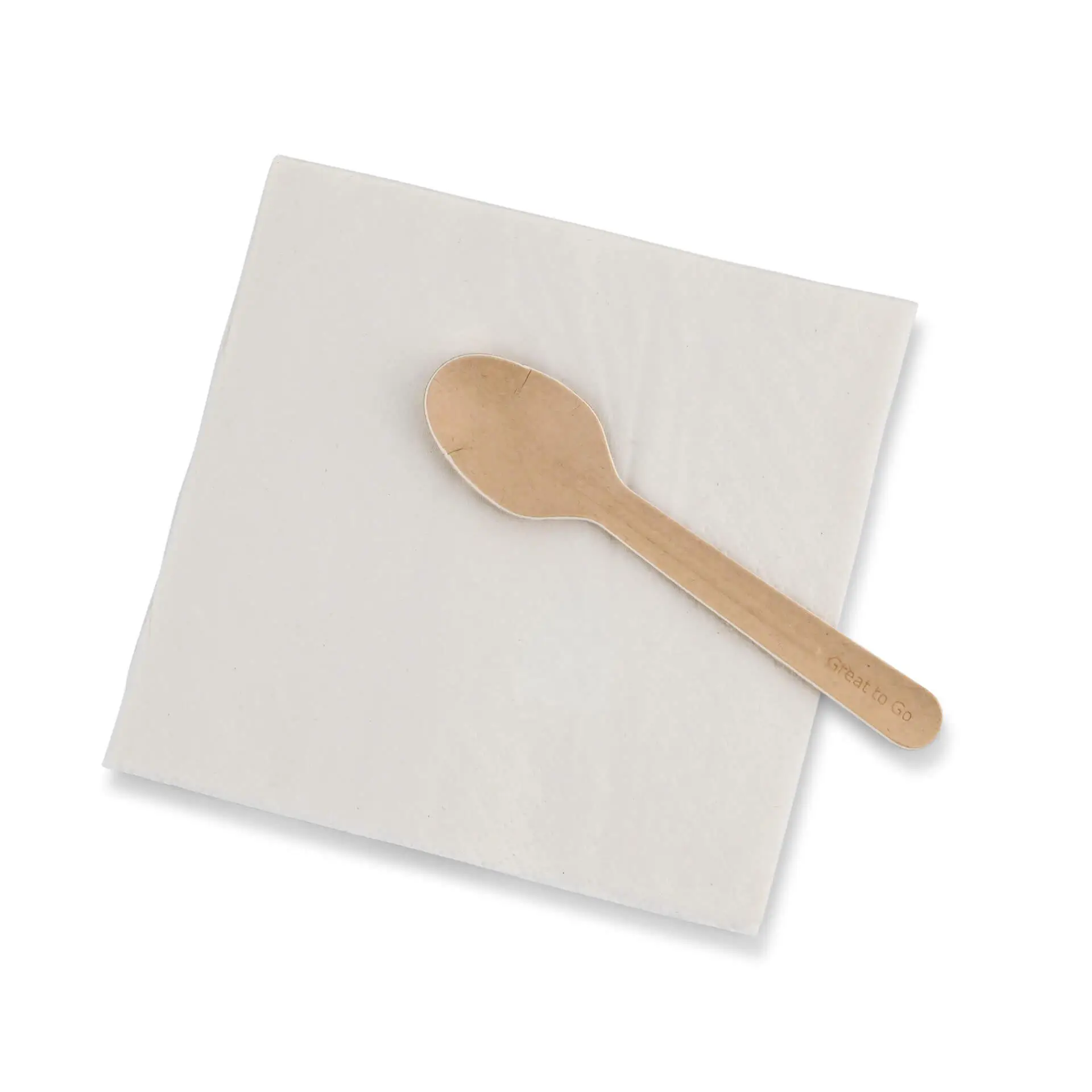 Cuillère en papier brun sur une serviette blanche avec un symbole de recyclage et du texte, sur un fond uni.