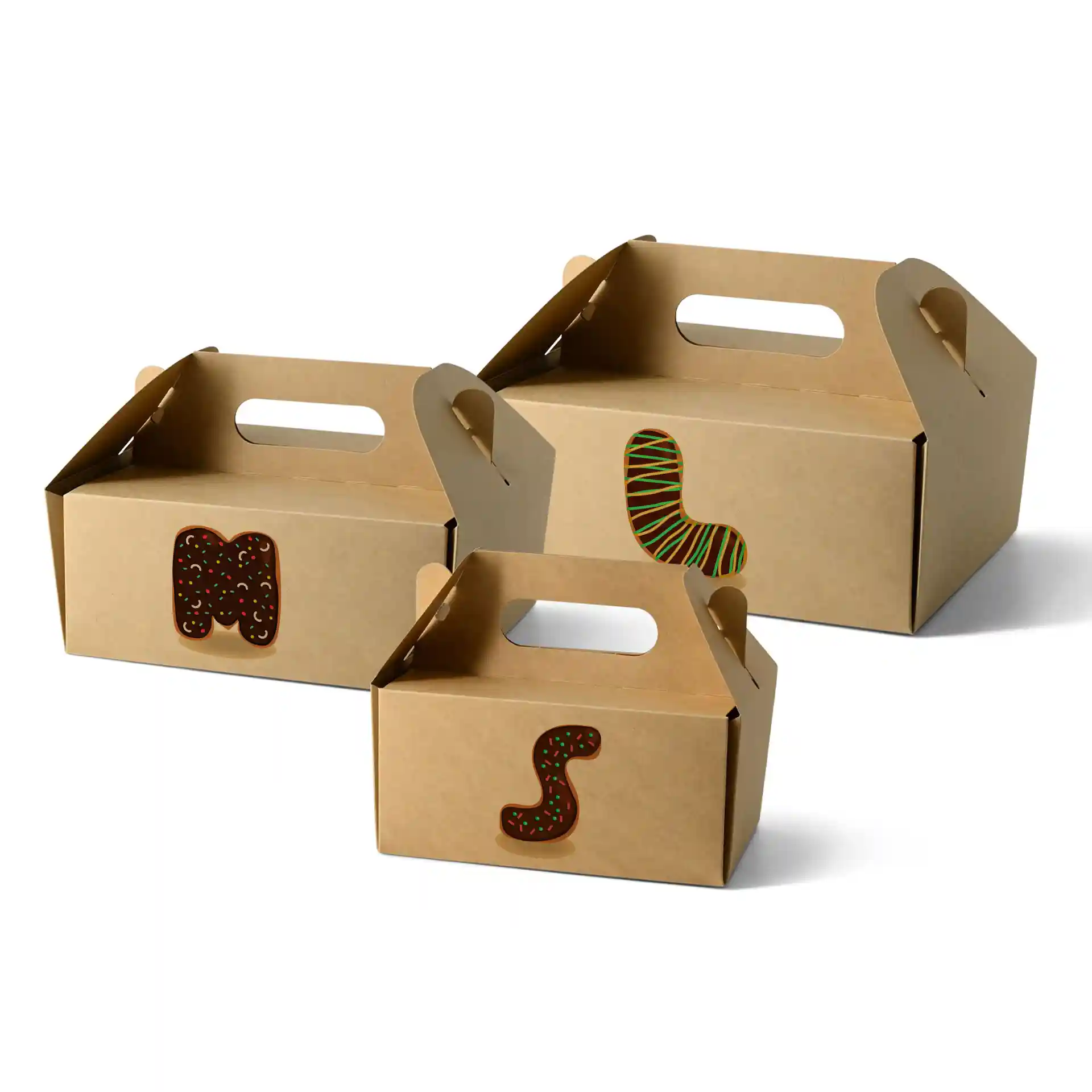 Boîtes à gâteaux en carton brun personnalisées avec poignées, présentant des lettres décoratives à l'avant, en trois tailles.