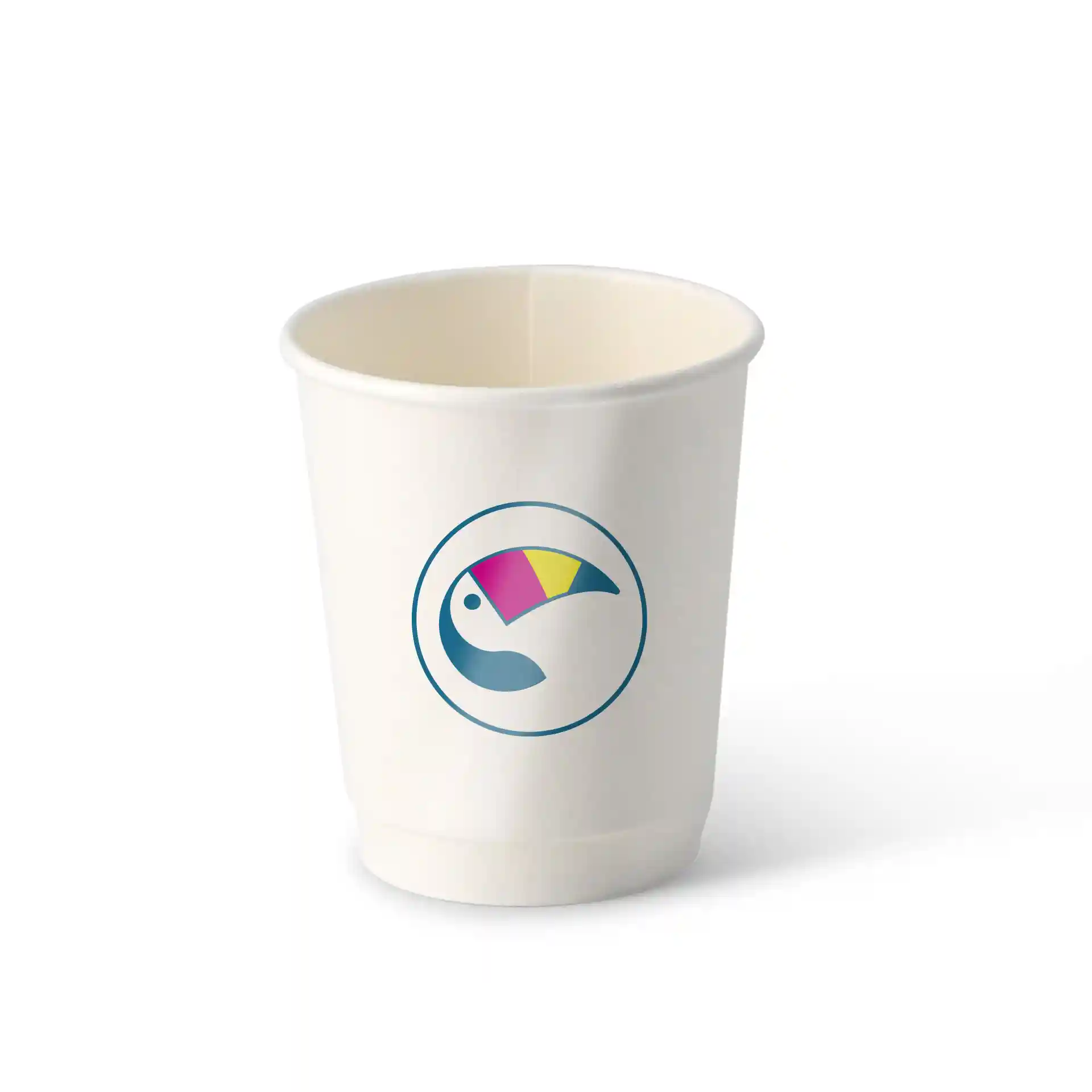 Gobelet en papier blanc à double paroi avec un logo circulaire représentant un toucan stylisé en bleu, rose et jaune.