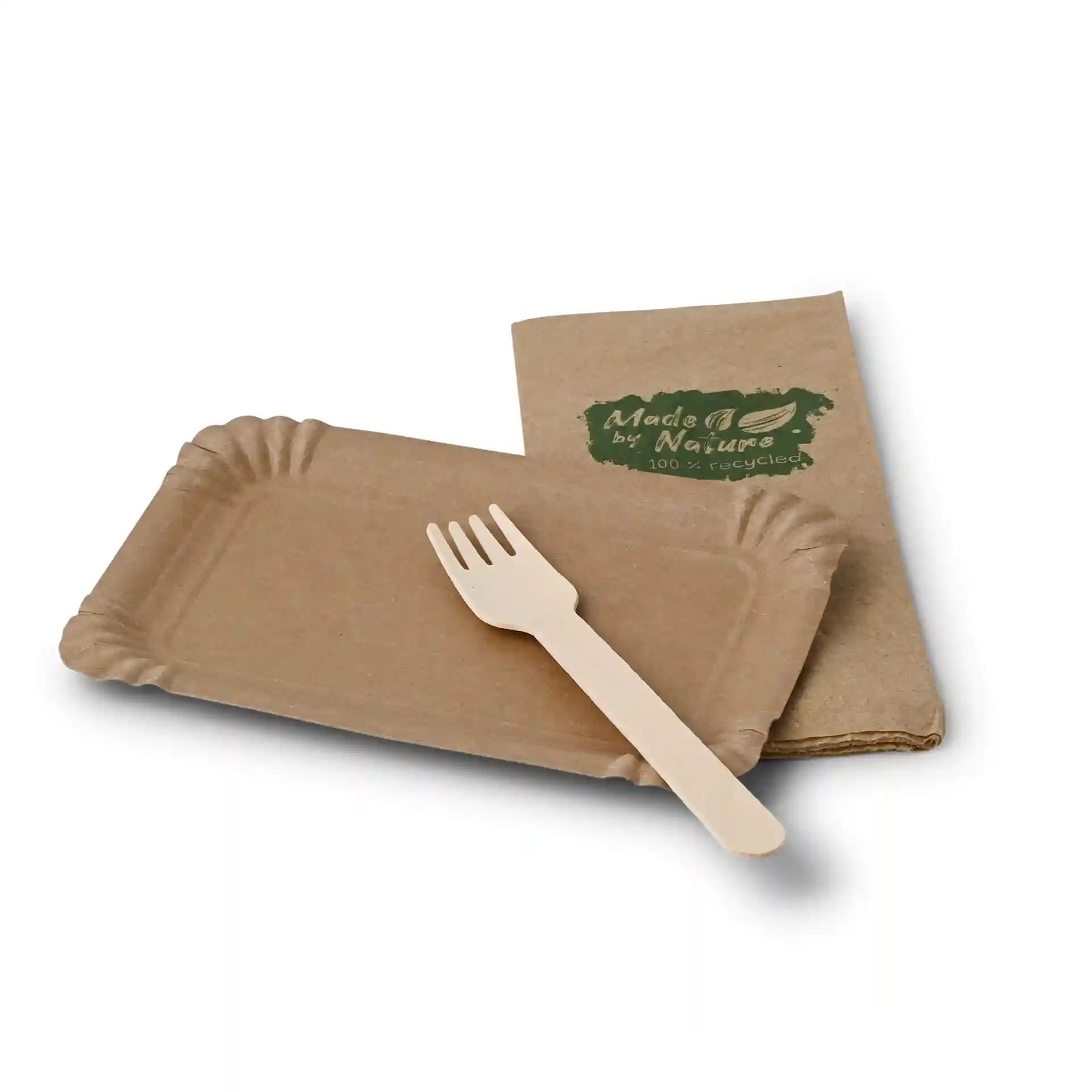 Assiette en carton rectangulaire brune avec une petite fourchette en bois et une serviette pliée à côté.