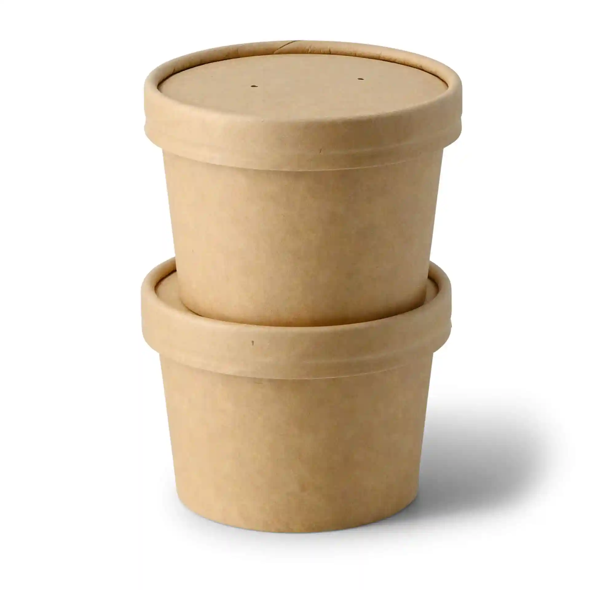 Tasses en carton marron empilées, avec un couvercle sur la tasse du dessus, montrant une forme ronde et un revêtement écologique.