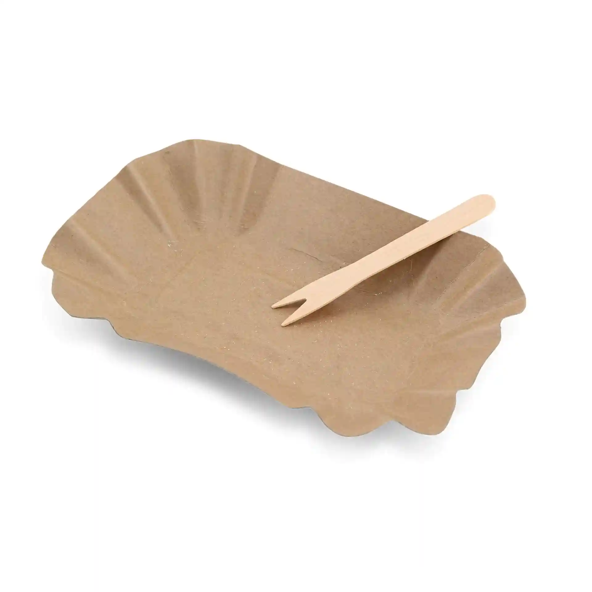 Plateau en papier brun avec des bords cannelés et une fourchette en bois dessus.