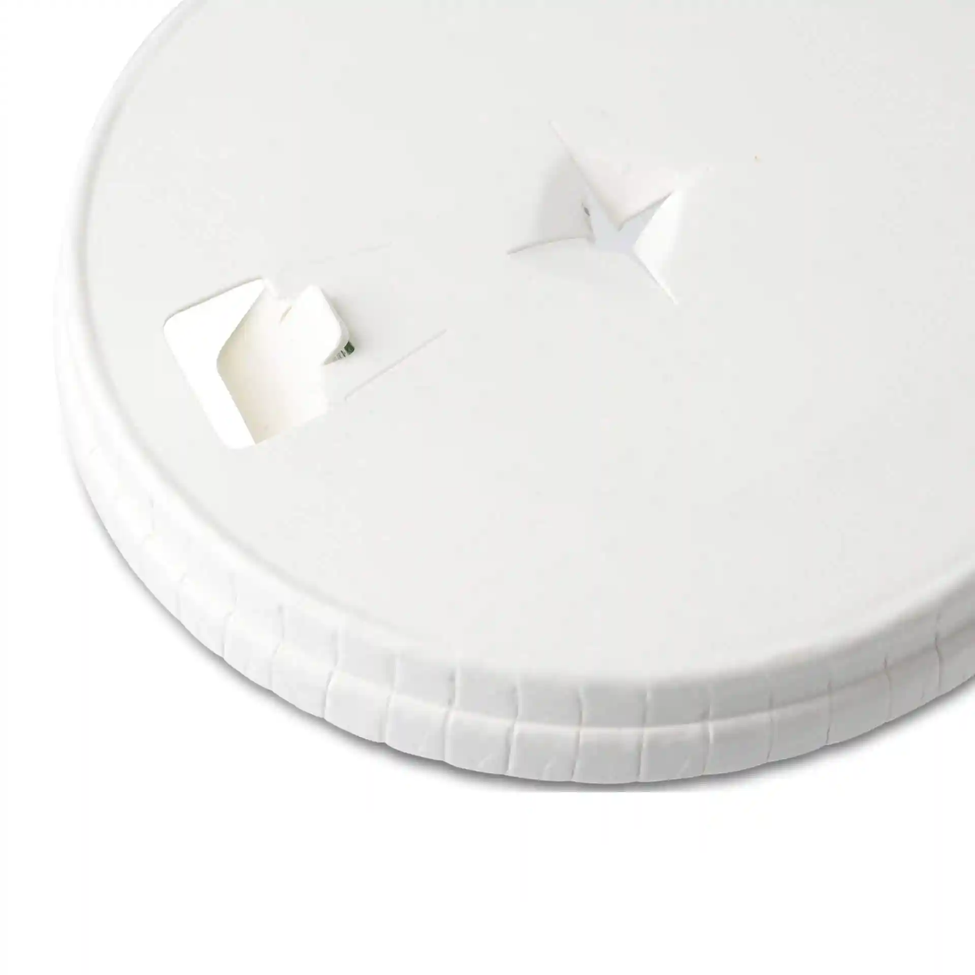 Couvercle en papier blanc avec un trou pour boire et une paille, avec un bord texturé et mesurant 81 mm de diamètre.